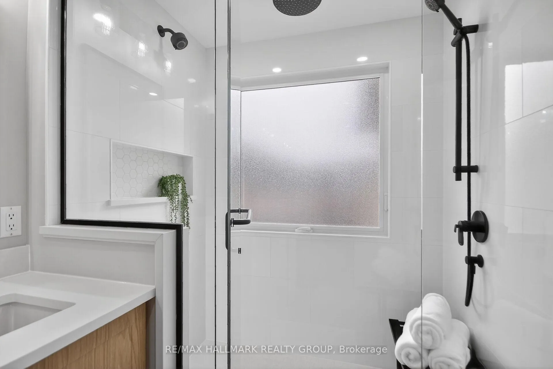 Photo 13 of 749 Oakglade Avenue, Ottawa, Kanata - Emerald Meadows/Trailwest — HOMEH