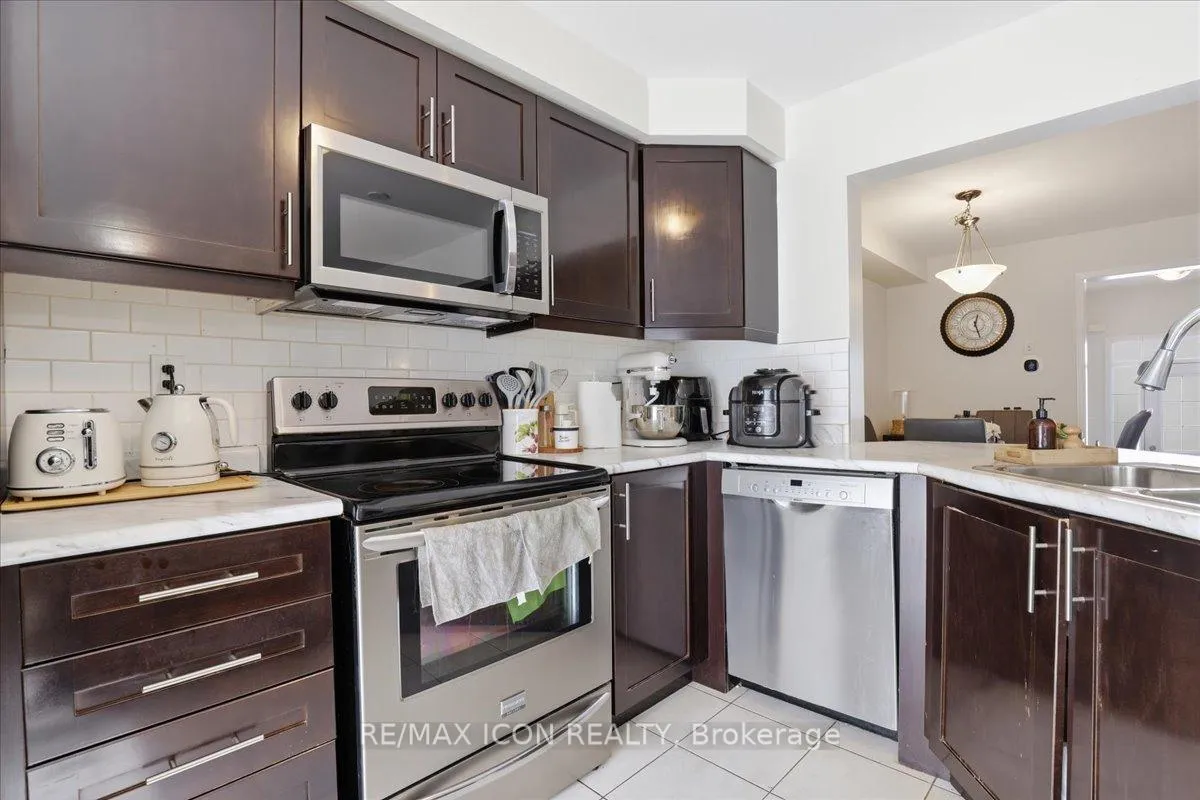 Photo 4 of 162 West Oak Trail, Kitchener — HOMEH
