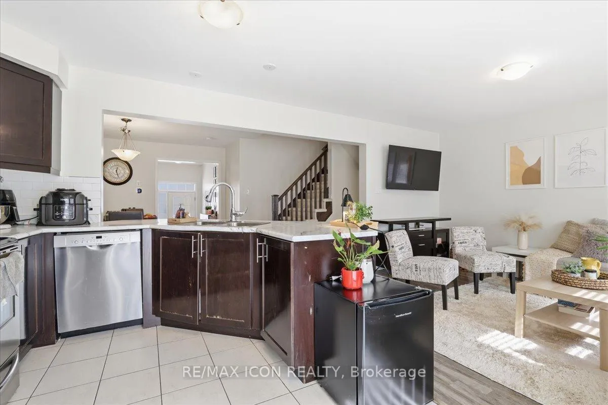 Photo 6 of 162 West Oak Trail, Kitchener — HOMEH