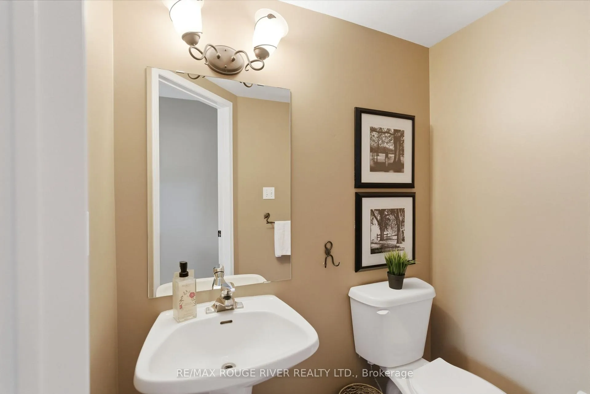Photo 4 of 11 Stokely Crescent, Whitby, Downtown Whitby — HOMEH