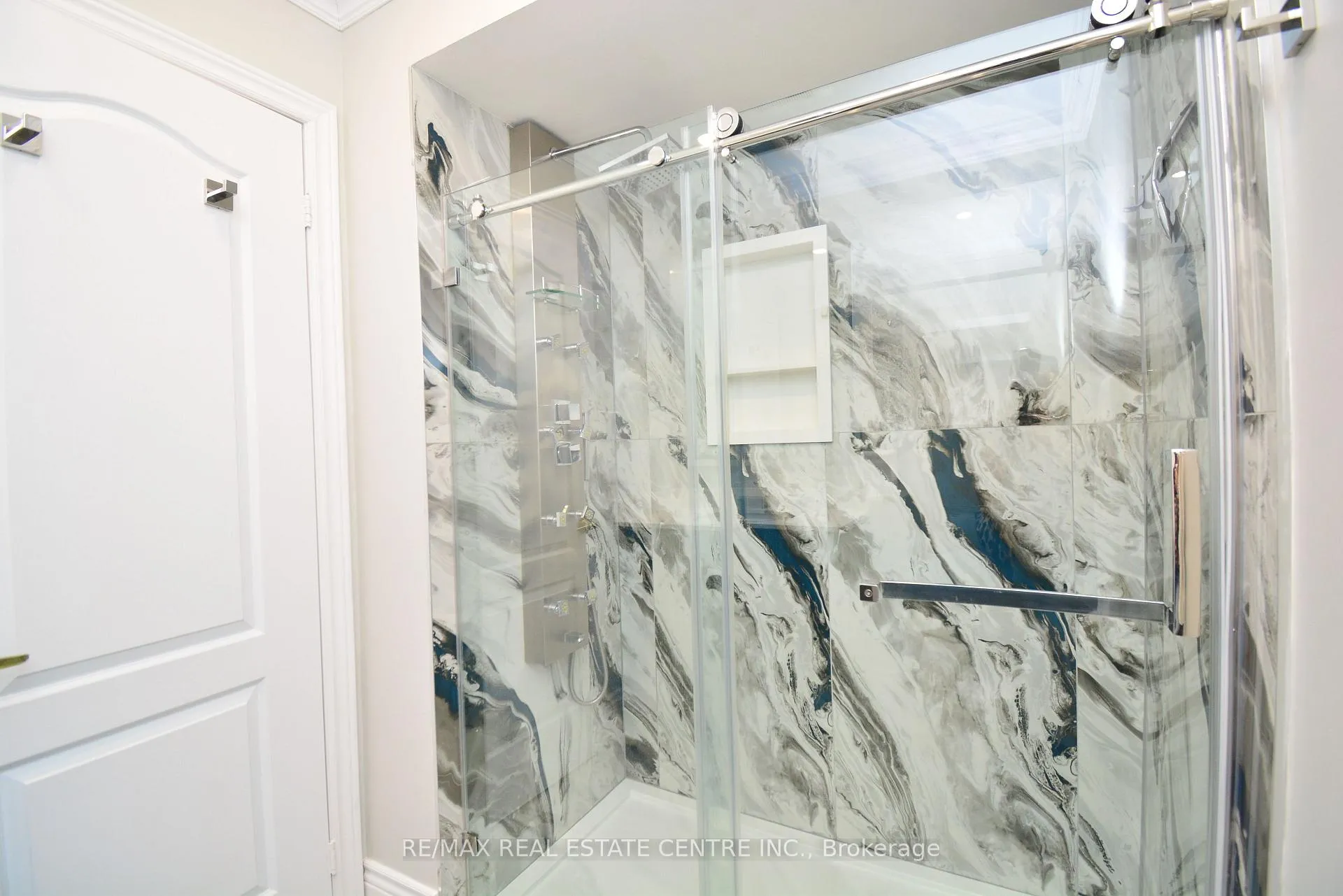Photo 24 of 94 Seahorse Avenue, Brampton, Madoc — HOMEH