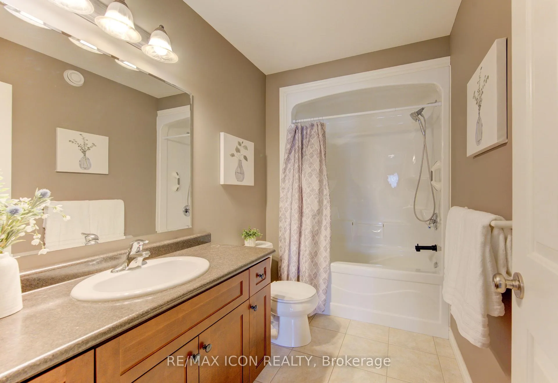 Photo 8 of 33 Joseph Street, Guelph, St. George's — HOMEH