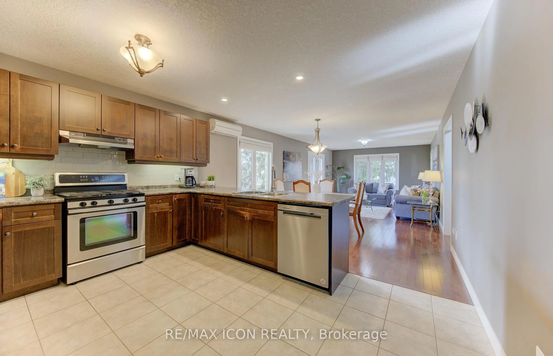 Photo 9 of 33 Joseph Street, Guelph, St. George's — HOMEH
