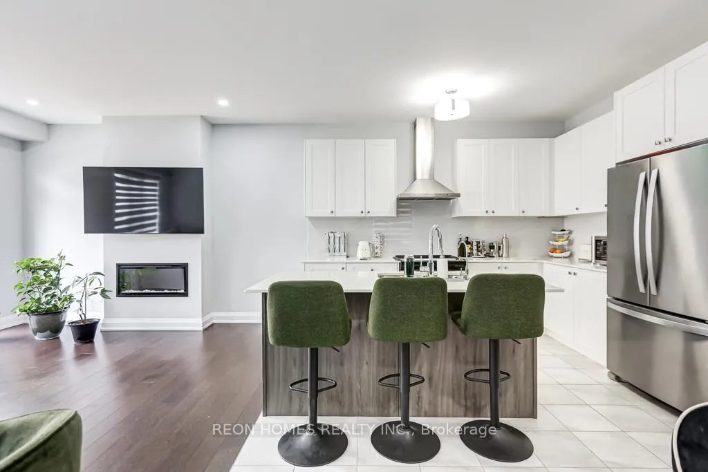Photo 8 of 978 Crowsnest Hollow, Pickering, Rural Pickering — HOMEH