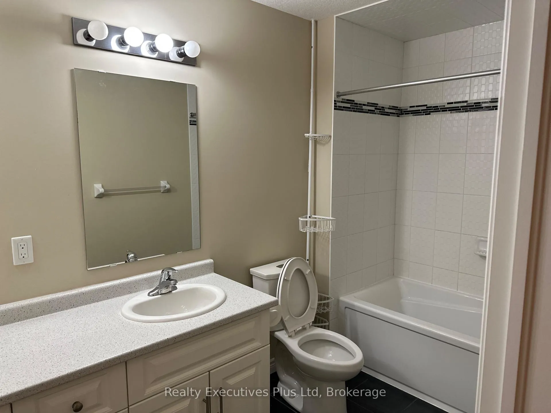 Photo 5 of 4 Ambrose Crescent, Guelph, Kortright East — HOMEH