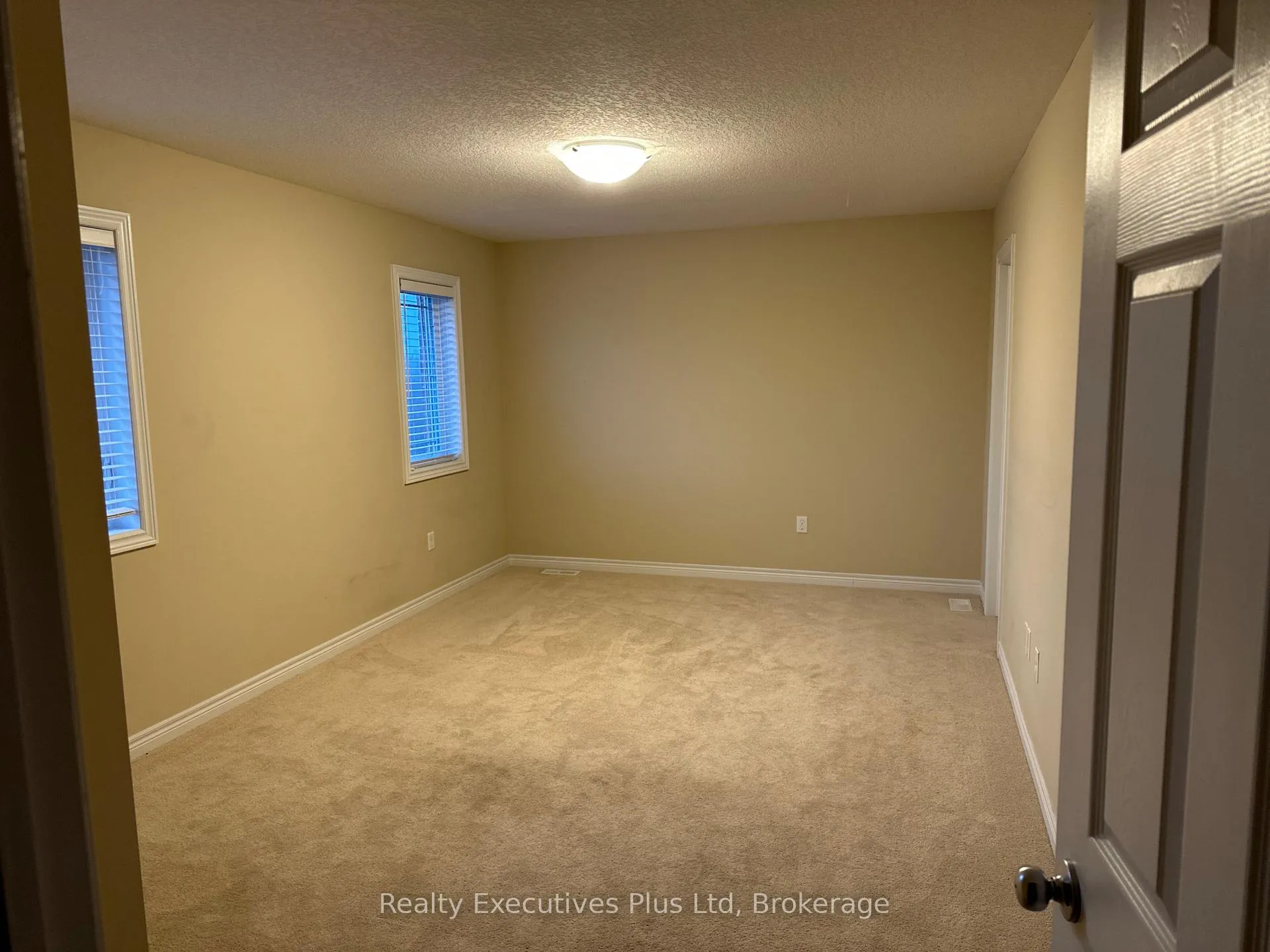 Photo 8 of 4 Ambrose Crescent, Guelph, Kortright East — HOMEH