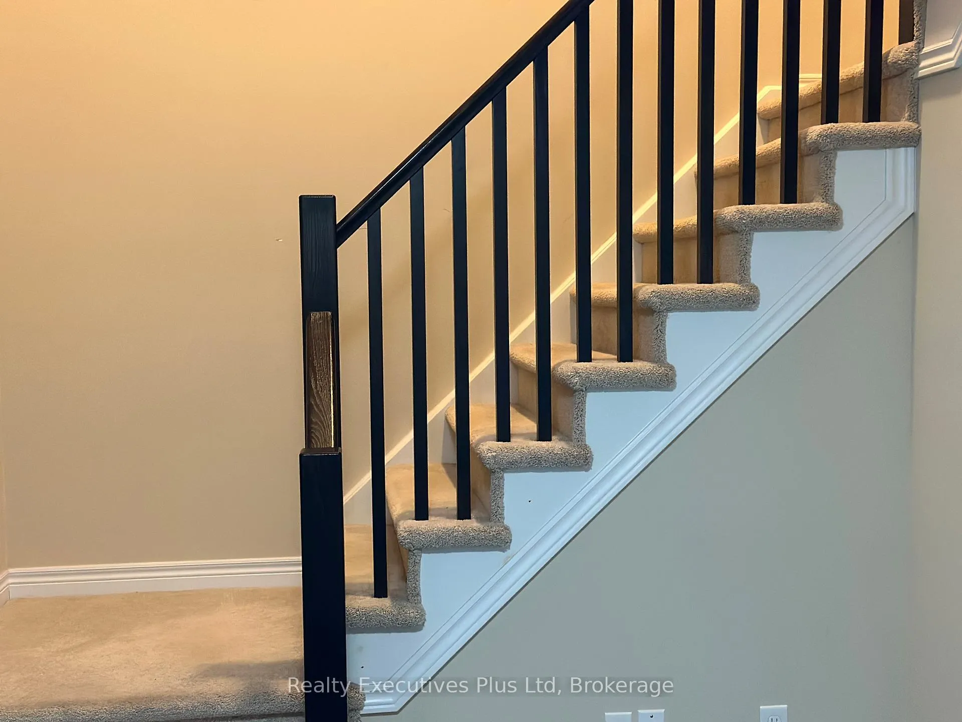 Photo 10 of 4 Ambrose Crescent, Guelph, Kortright East — HOMEH