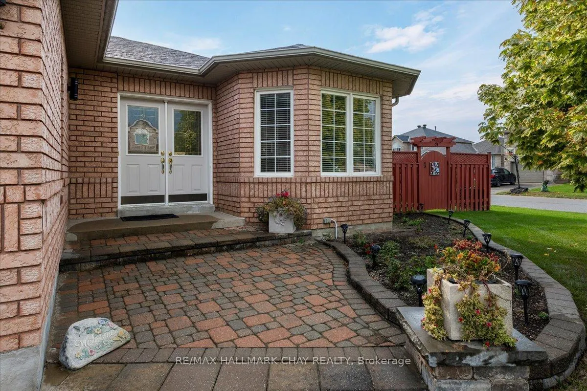Photo 3 of 84 Pringle Drive, Barrie, Edgehill Drive — HOMEH