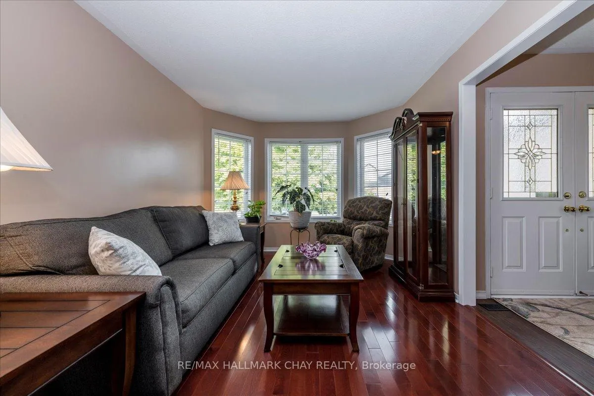 Photo 5 of 84 Pringle Drive, Barrie, Edgehill Drive — HOMEH