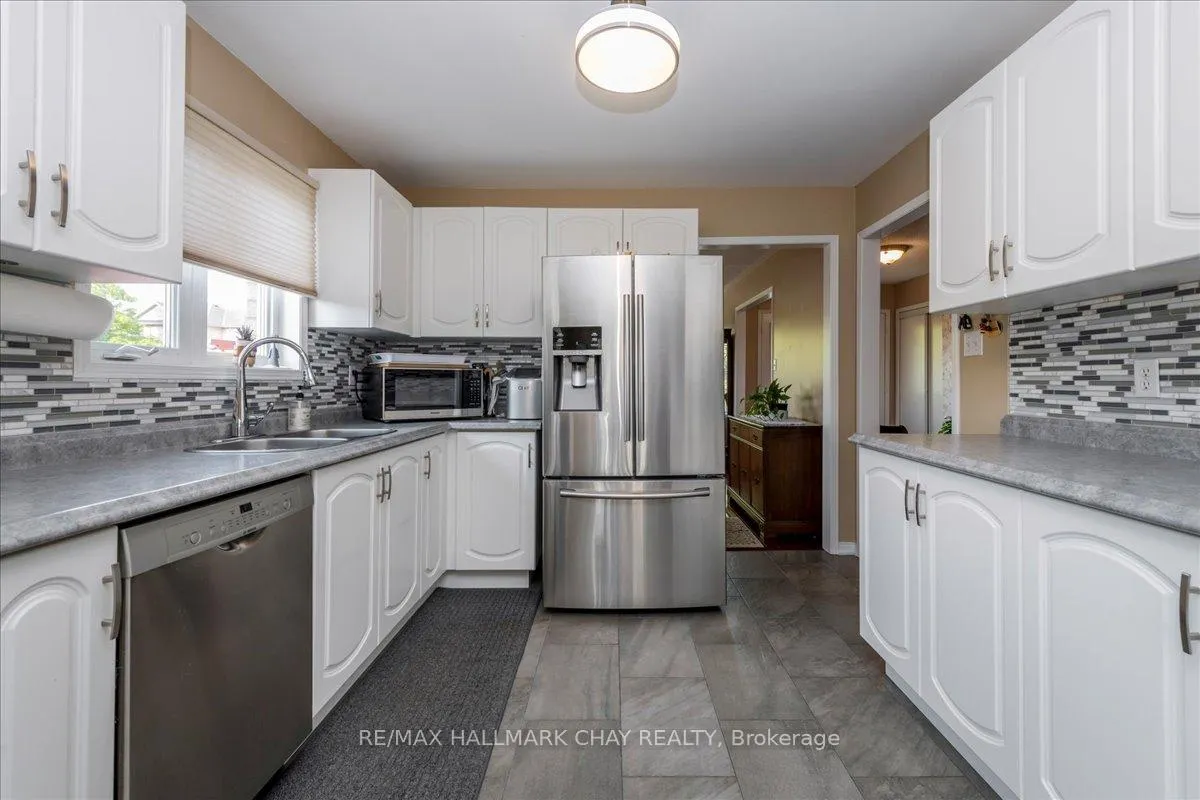 Photo 7 of 84 Pringle Drive, Barrie, Edgehill Drive — HOMEH
