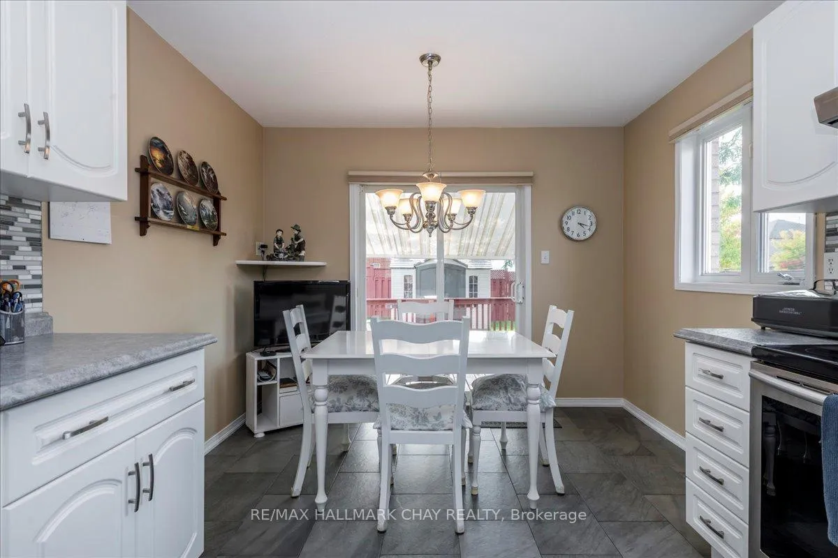 Photo 8 of 84 Pringle Drive, Barrie, Edgehill Drive — HOMEH