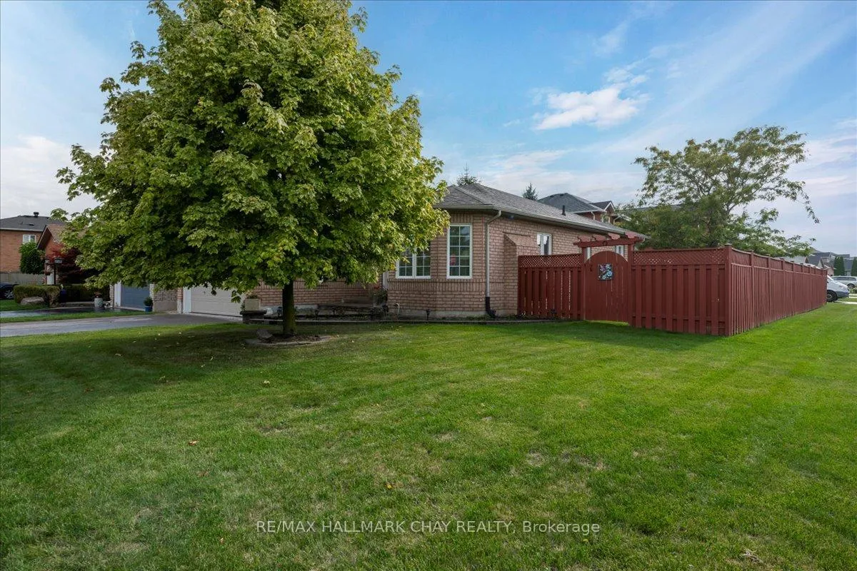 Photo 18 of 84 Pringle Drive, Barrie, Edgehill Drive — HOMEH