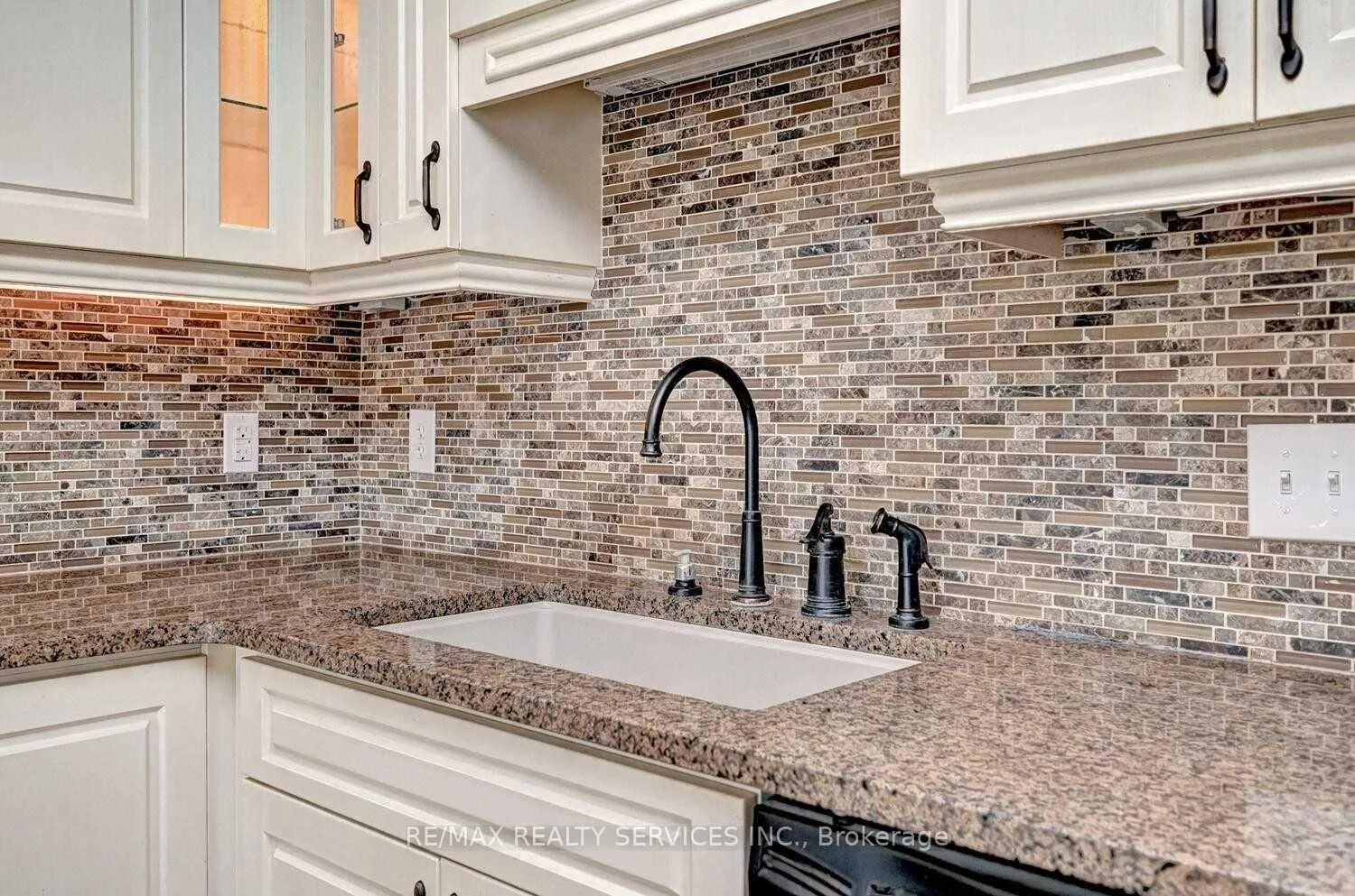 Photo 14 of 130 Rochefort Street N, Kitchener, Huron Park — HOMEH