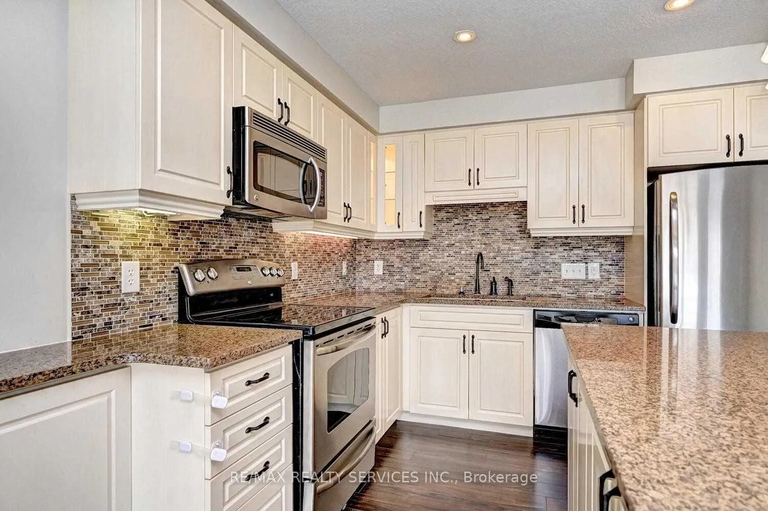 Photo 15 of 130 Rochefort Street N, Kitchener, Huron Park — HOMEH