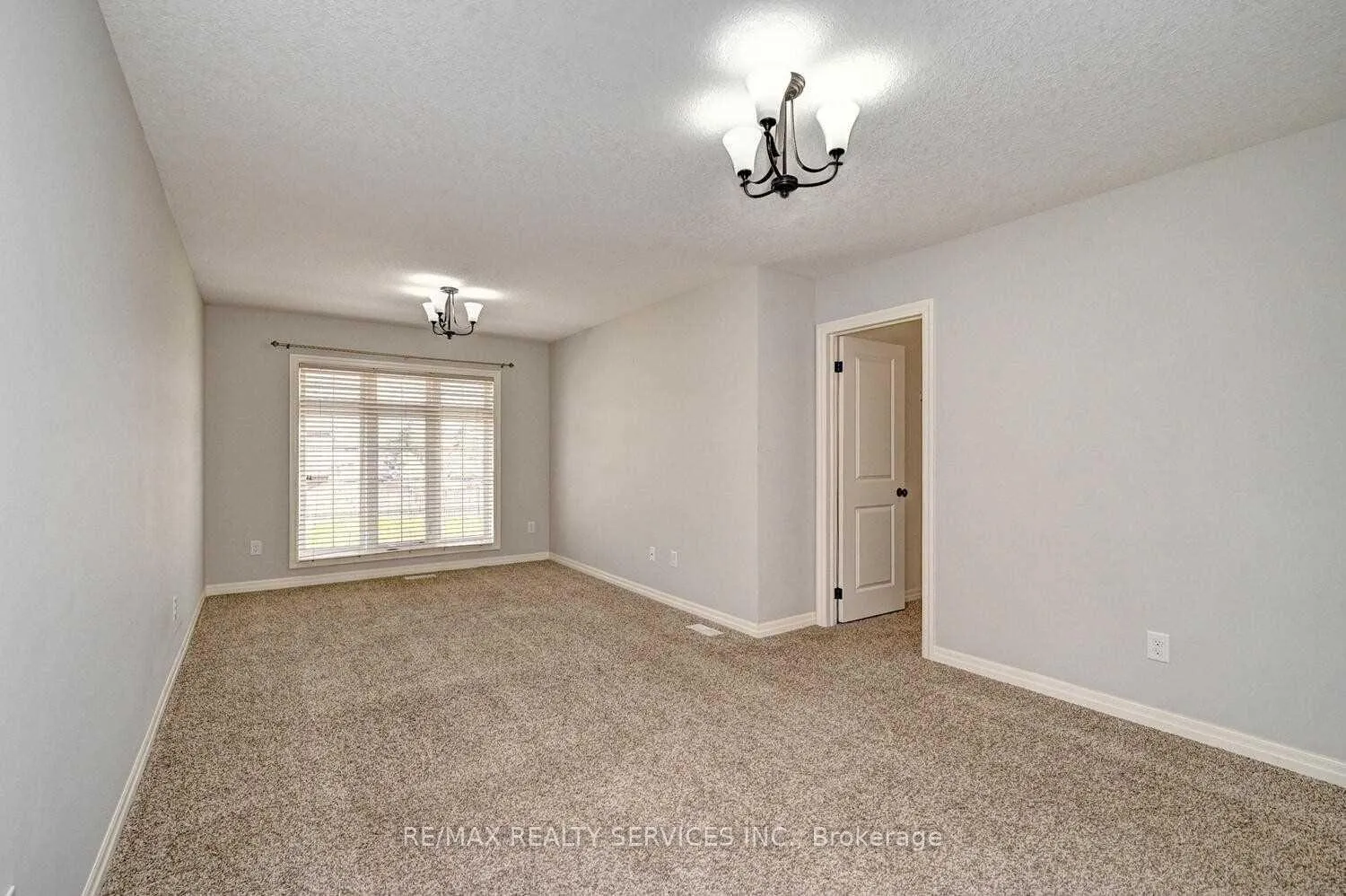 Photo 18 of 130 Rochefort Street N, Kitchener, Huron Park — HOMEH