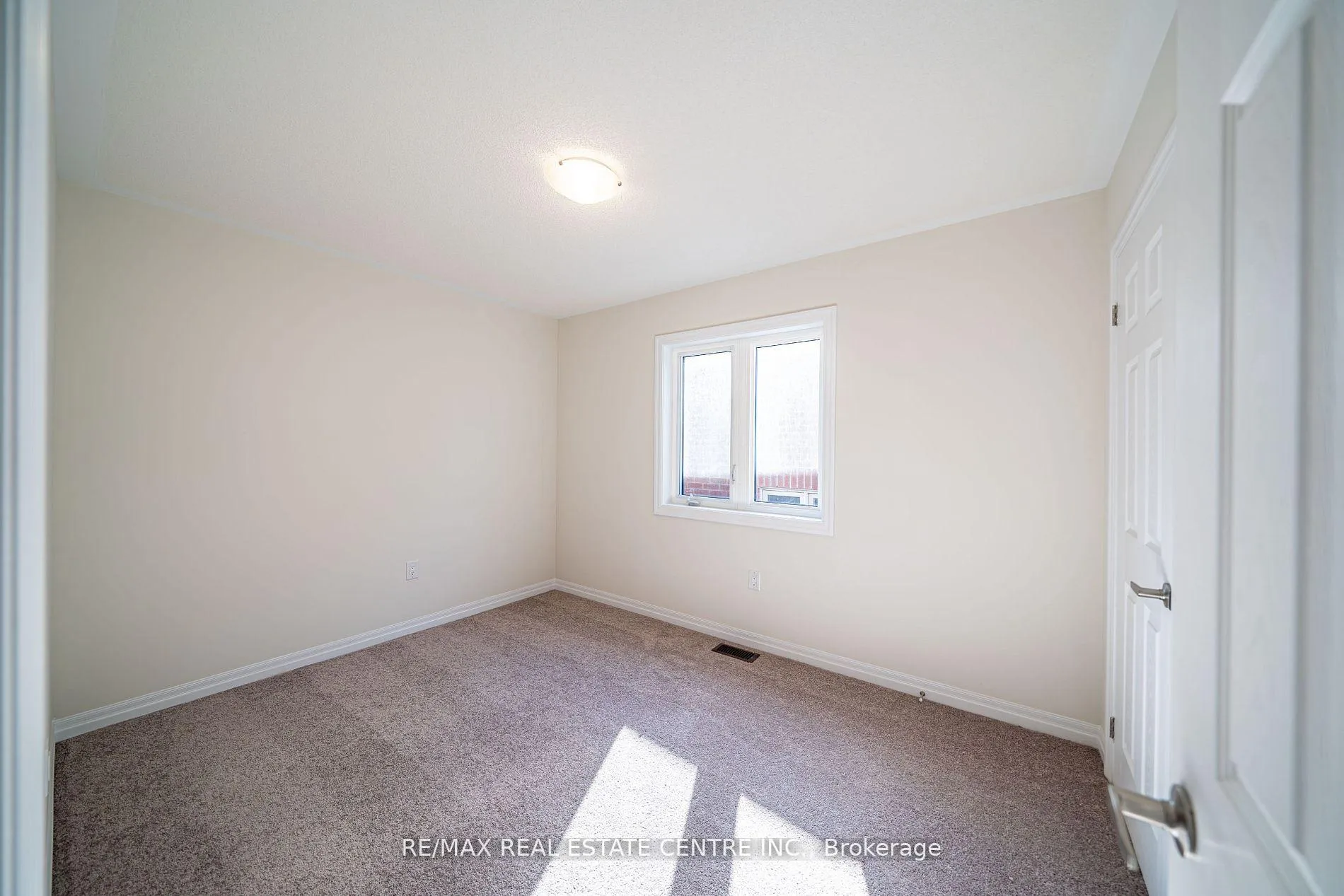 Photo 20 of 47 Northrop Avenue, Clarington, Newcastle — HOMEH
