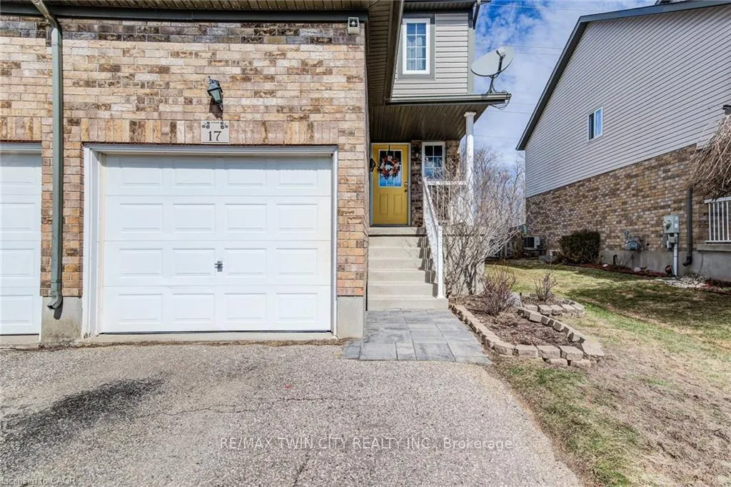 Photo 3 of 17 Red Clover Crescent, Kitchener — HOMEH