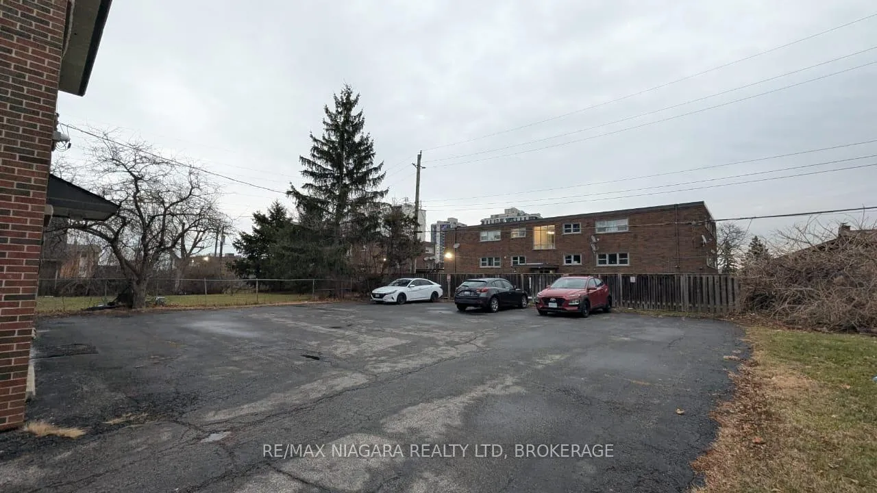 Photo 4 of Unit 2, 9 Masterson Drive, St. Catharines, Glendale/Glenridge — HOMEH