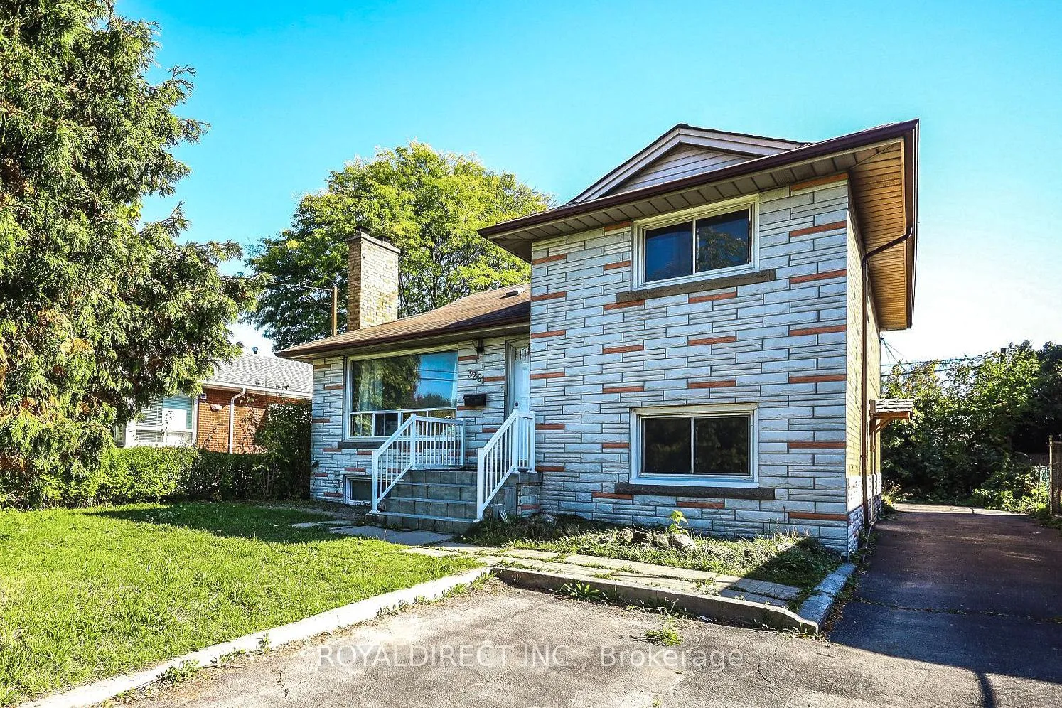 Front of 3261 Lawrence Avenue E