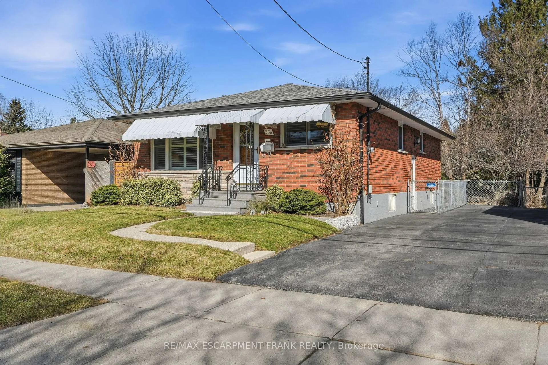 Photo 3 of 256 Whitney Avenue, Hamilton, Ainslie Wood — HOMEH