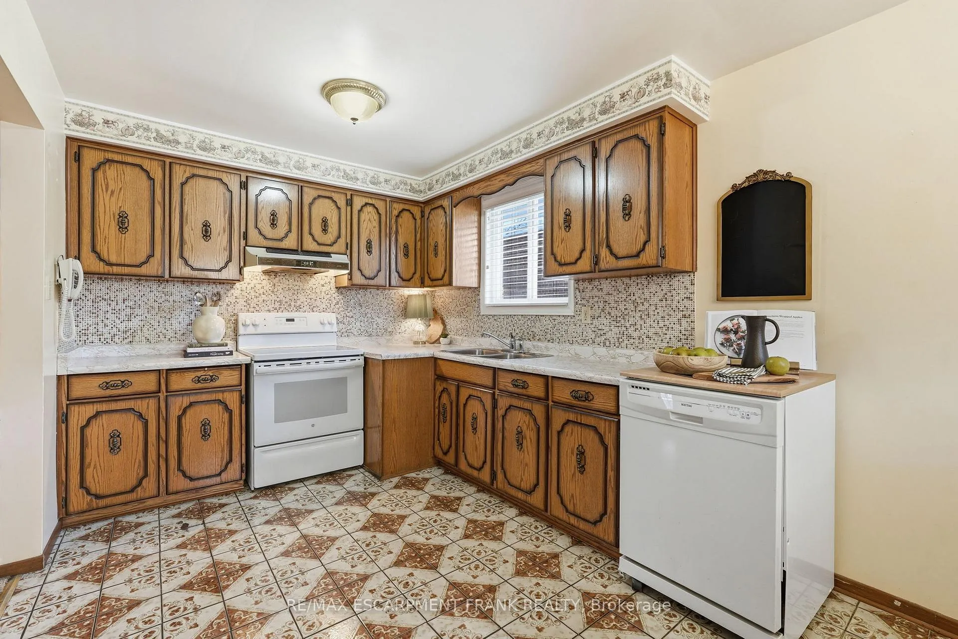 Photo 13 of 256 Whitney Avenue, Hamilton, Ainslie Wood — HOMEH
