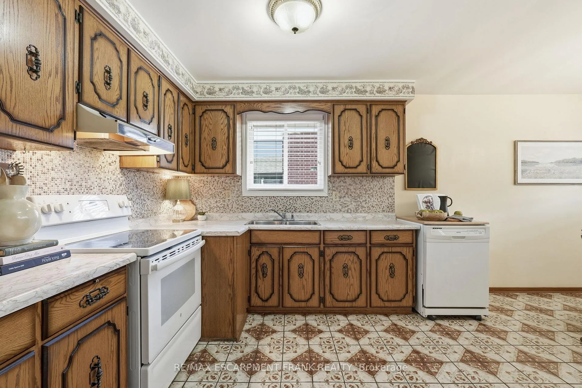 Photo 14 of 256 Whitney Avenue, Hamilton, Ainslie Wood — HOMEH