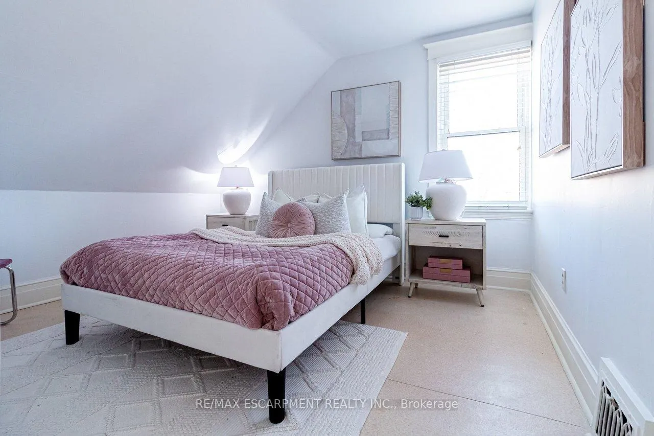 Photo 33 of 58 Edgemont Street N, Hamilton, Crown Point — HOMEH