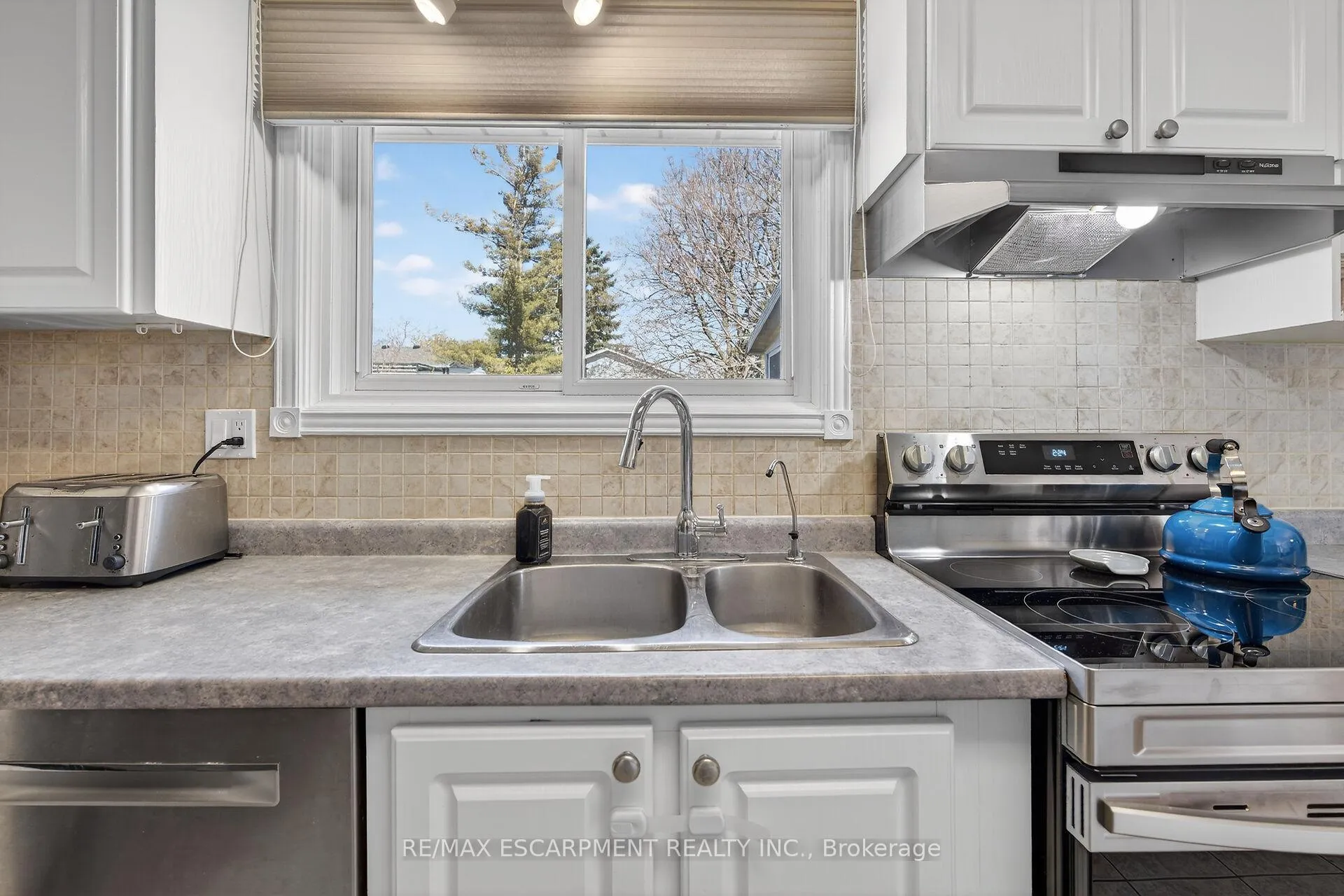 Photo 13 of 96 Dundee Drive, Haldimand — HOMEH