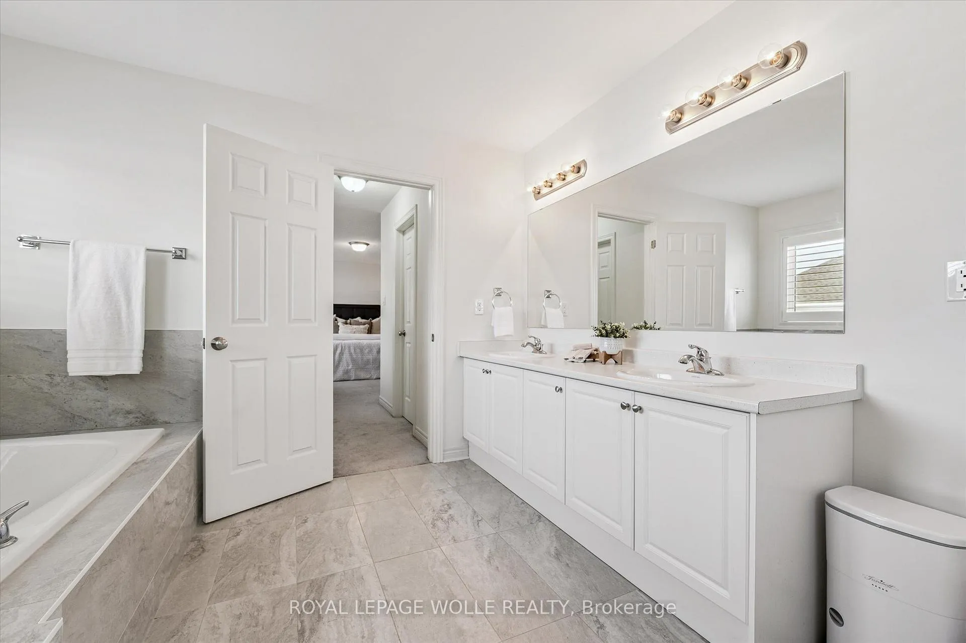 Photo 25 of 65 Barlow Place, Brant, Paris — HOMEH