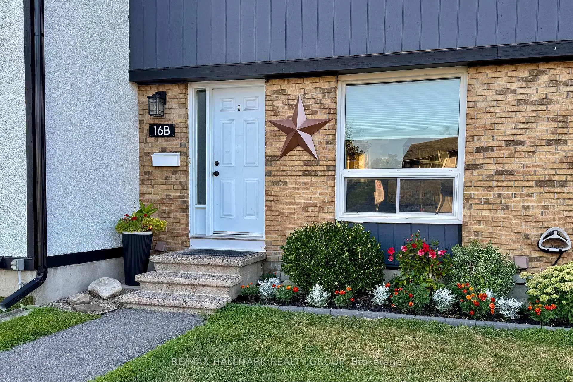 Photo 3 of 16B Spring Grove Lane, Ottawa, Barrhaven - Pheasant Run — HOMEH