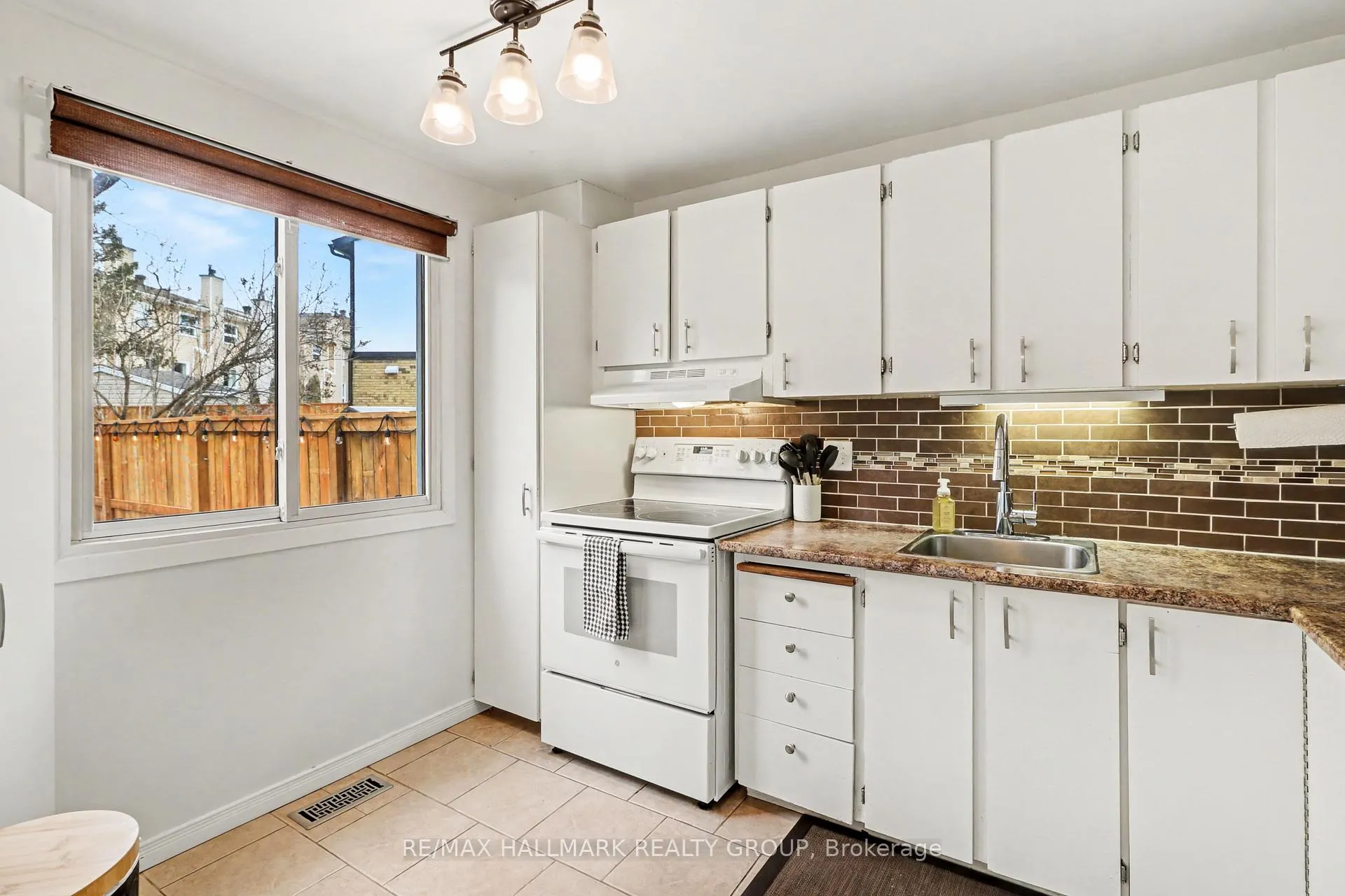 Photo 16 of 16B Spring Grove Lane, Ottawa, Barrhaven - Pheasant Run — HOMEH
