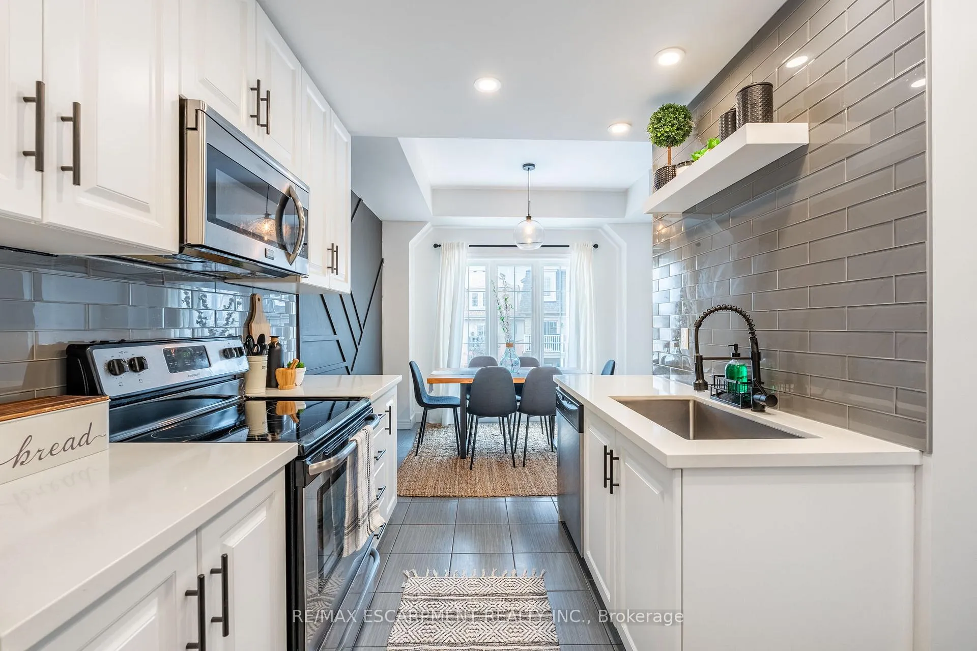 Photo 1 of Unit 5, 11 Stockbridge Gardens, Hamilton, Stoney Creek Mountain — HOMEH