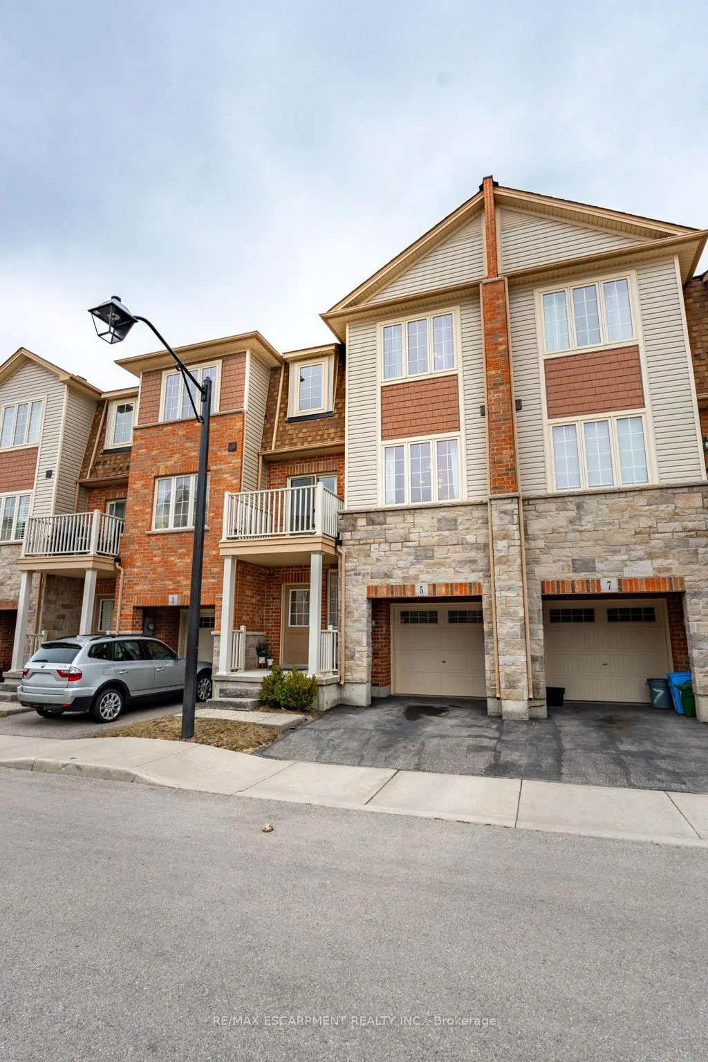 Photo 2 of Unit 5, 11 Stockbridge Gardens, Hamilton, Stoney Creek Mountain — HOMEH