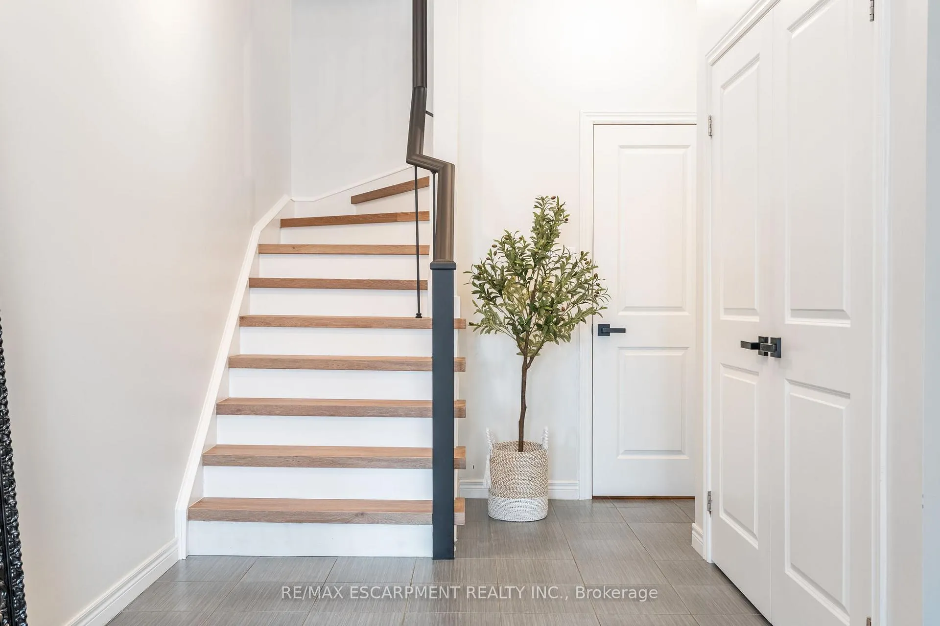 Photo 6 of Unit 5, 11 Stockbridge Gardens, Hamilton, Stoney Creek Mountain — HOMEH
