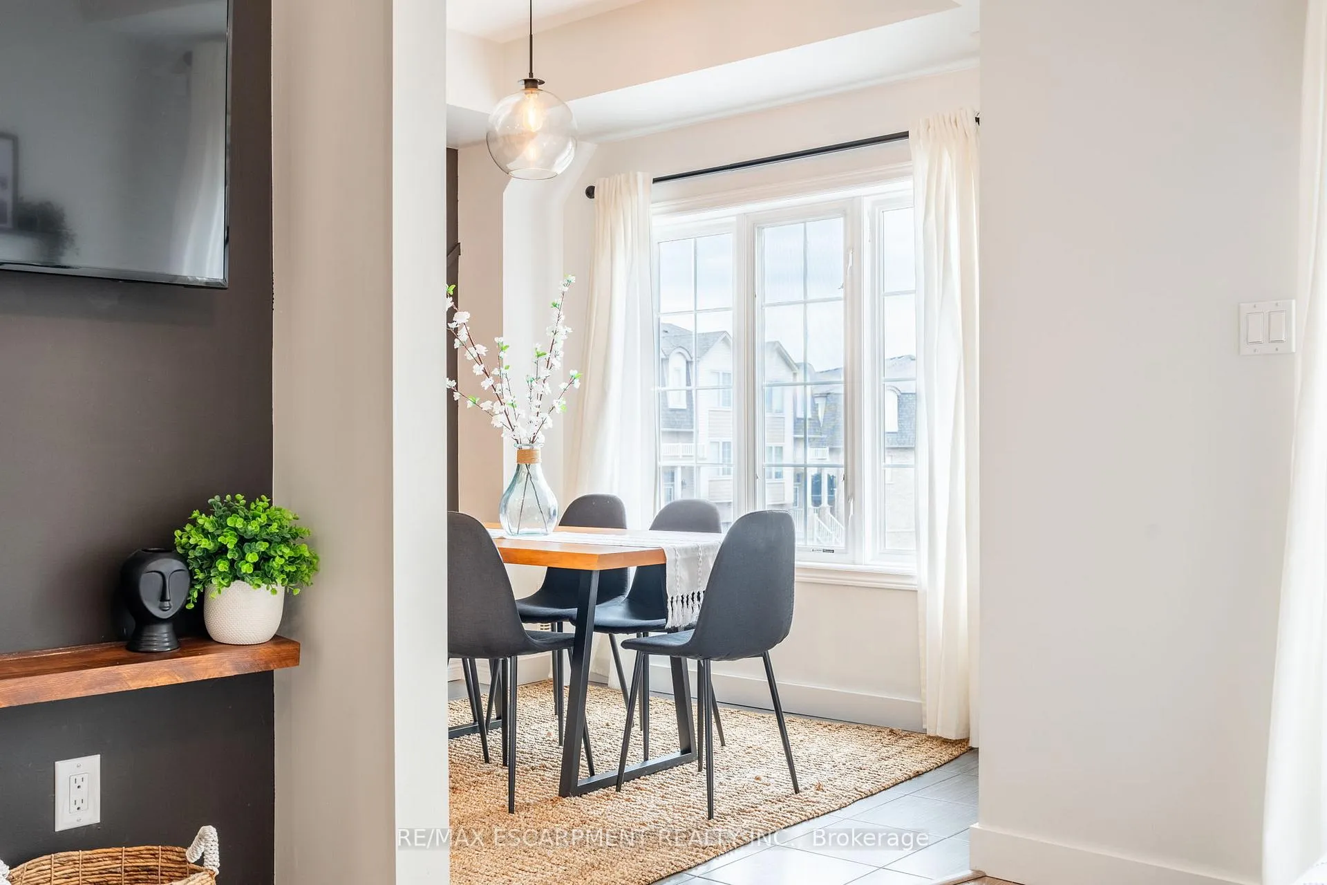 Photo 13 of Unit 5, 11 Stockbridge Gardens, Hamilton, Stoney Creek Mountain — HOMEH