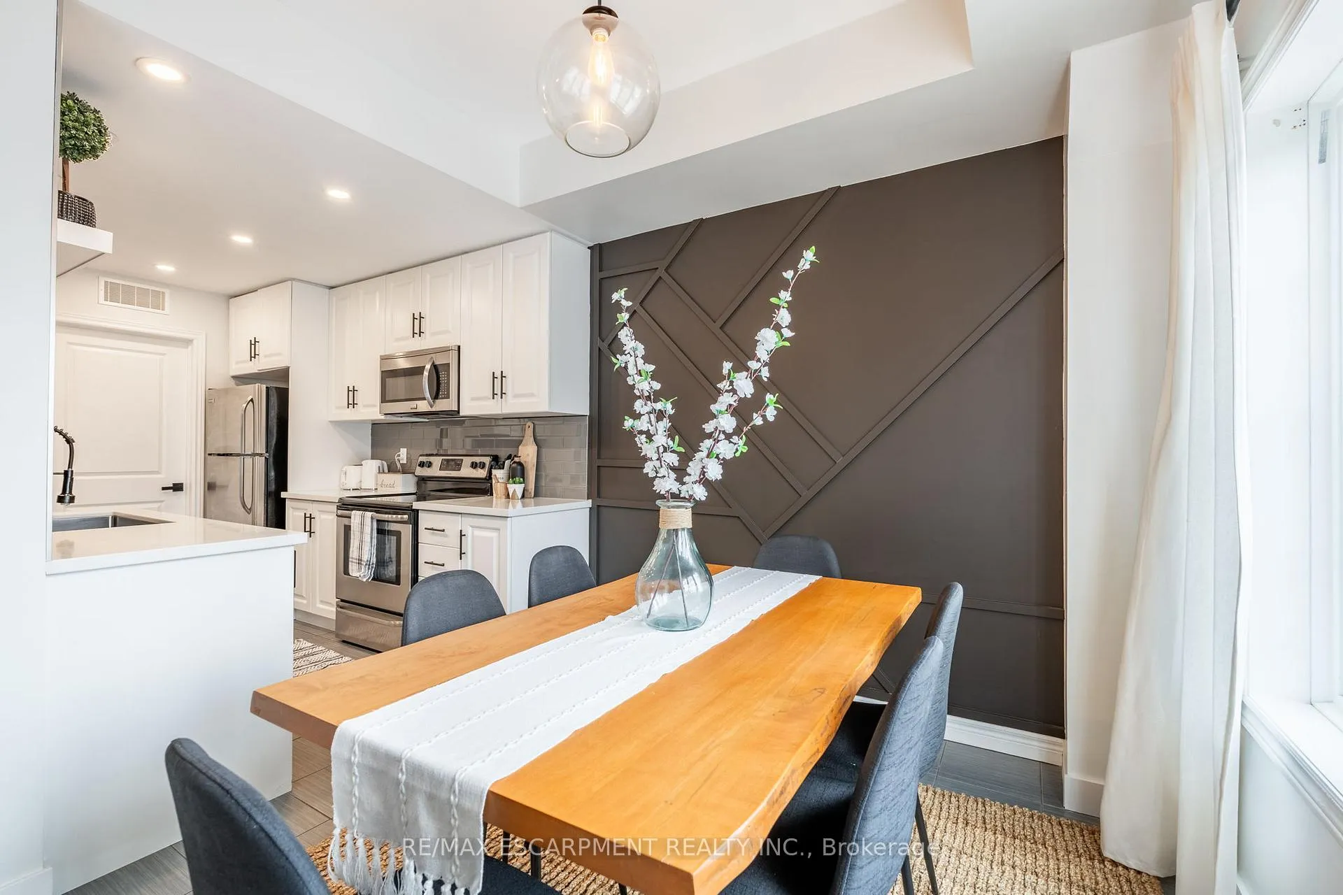 Photo 16 of Unit 5, 11 Stockbridge Gardens, Hamilton, Stoney Creek Mountain — HOMEH