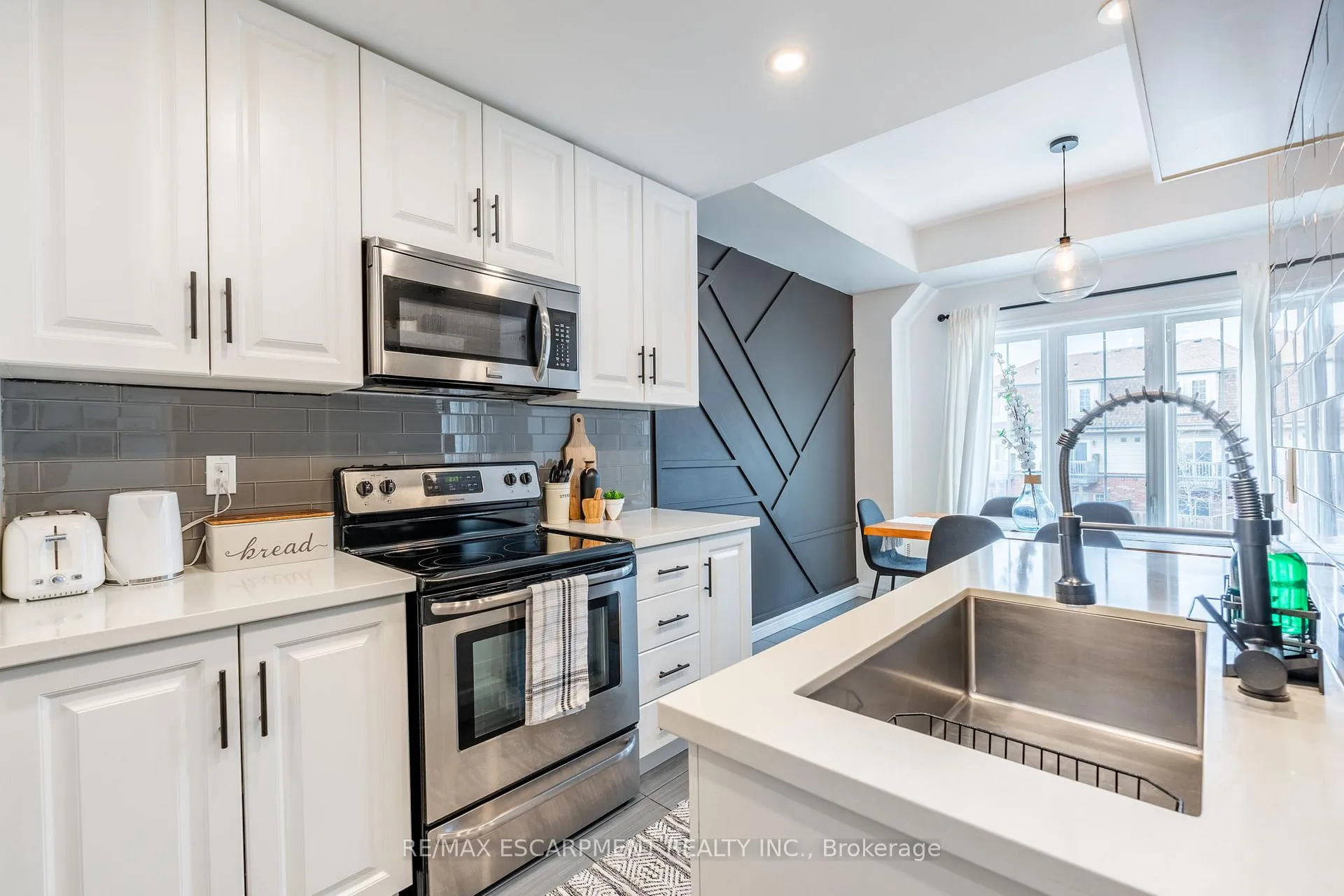 Photo 21 of Unit 5, 11 Stockbridge Gardens, Hamilton, Stoney Creek Mountain — HOMEH