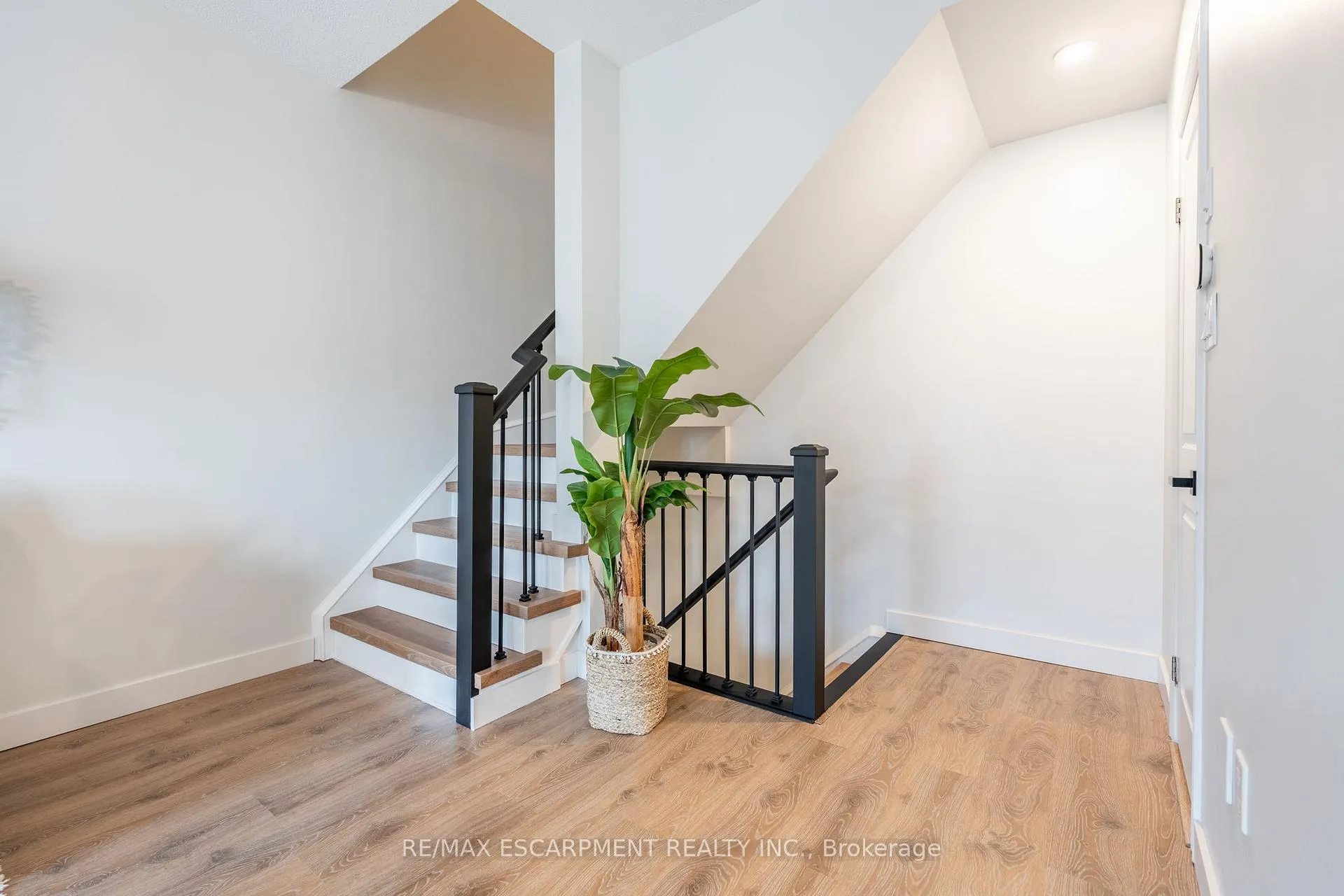 Photo 23 of Unit 5, 11 Stockbridge Gardens, Hamilton, Stoney Creek Mountain — HOMEH