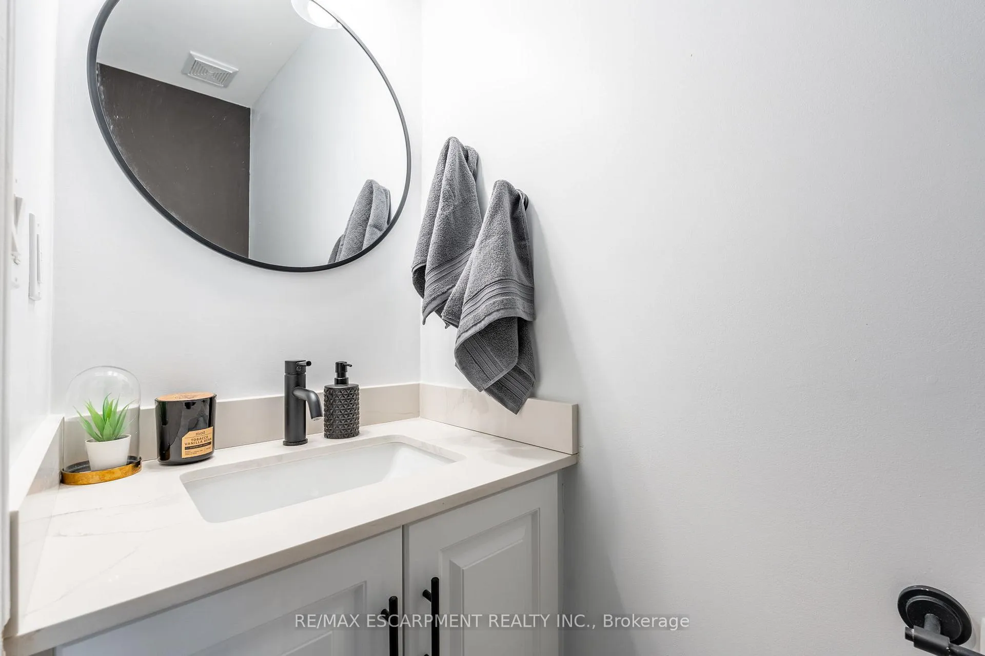 Photo 25 of Unit 5, 11 Stockbridge Gardens, Hamilton, Stoney Creek Mountain — HOMEH