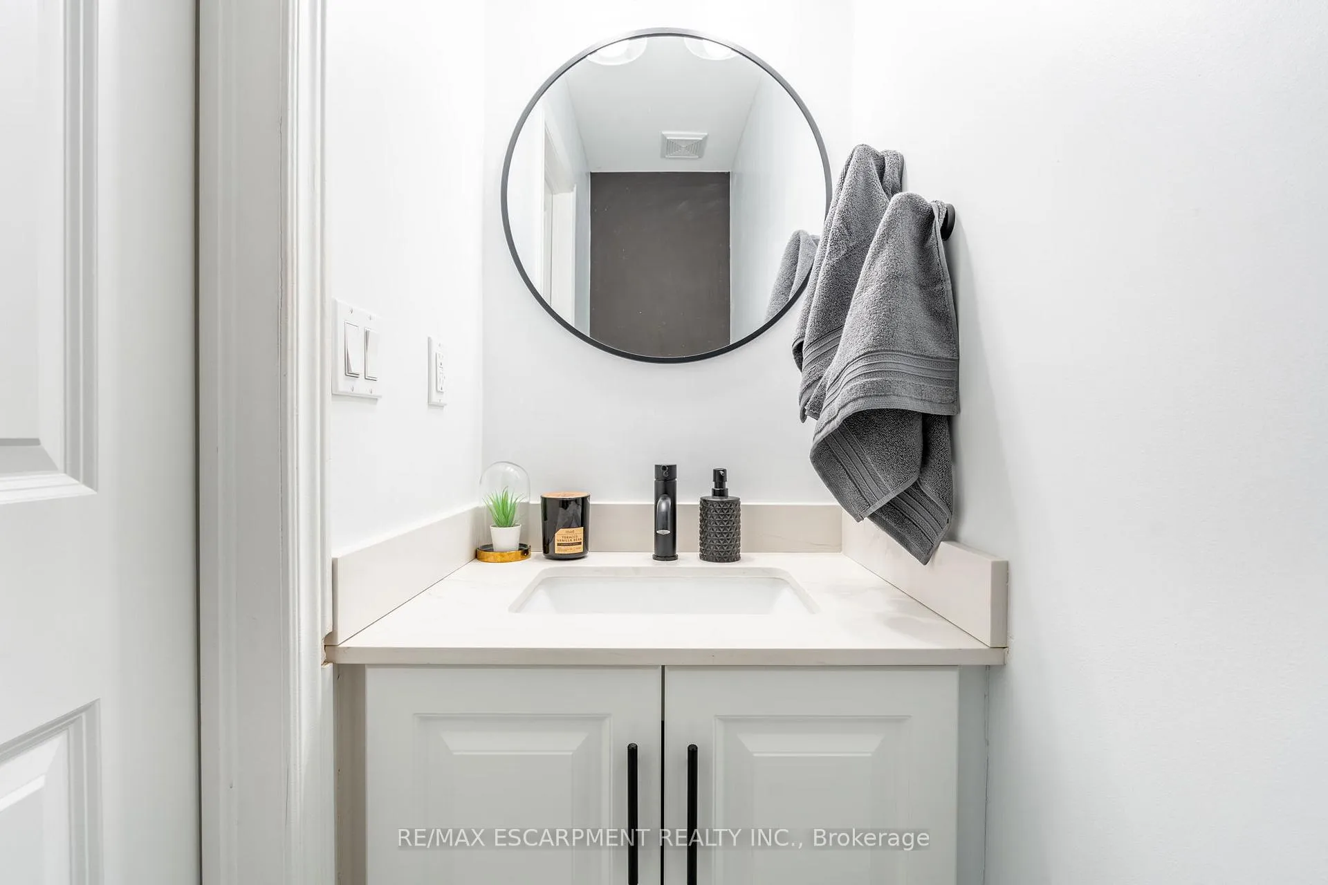 Photo 26 of Unit 5, 11 Stockbridge Gardens, Hamilton, Stoney Creek Mountain — HOMEH