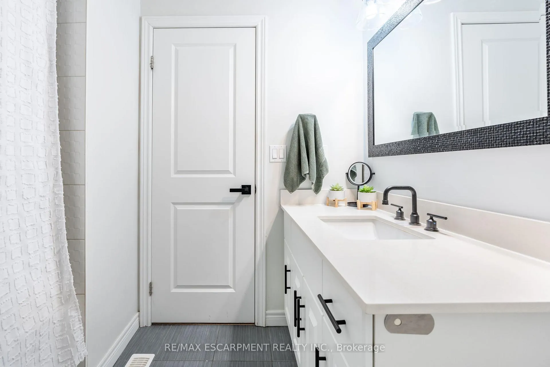 Photo 37 of Unit 5, 11 Stockbridge Gardens, Hamilton, Stoney Creek Mountain — HOMEH
