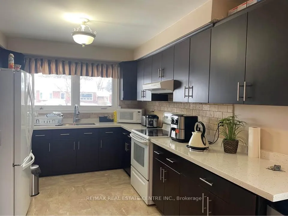 Photo 2 of 38 Pleasantview Avenue, Brampton, Brampton West — HOMEH
