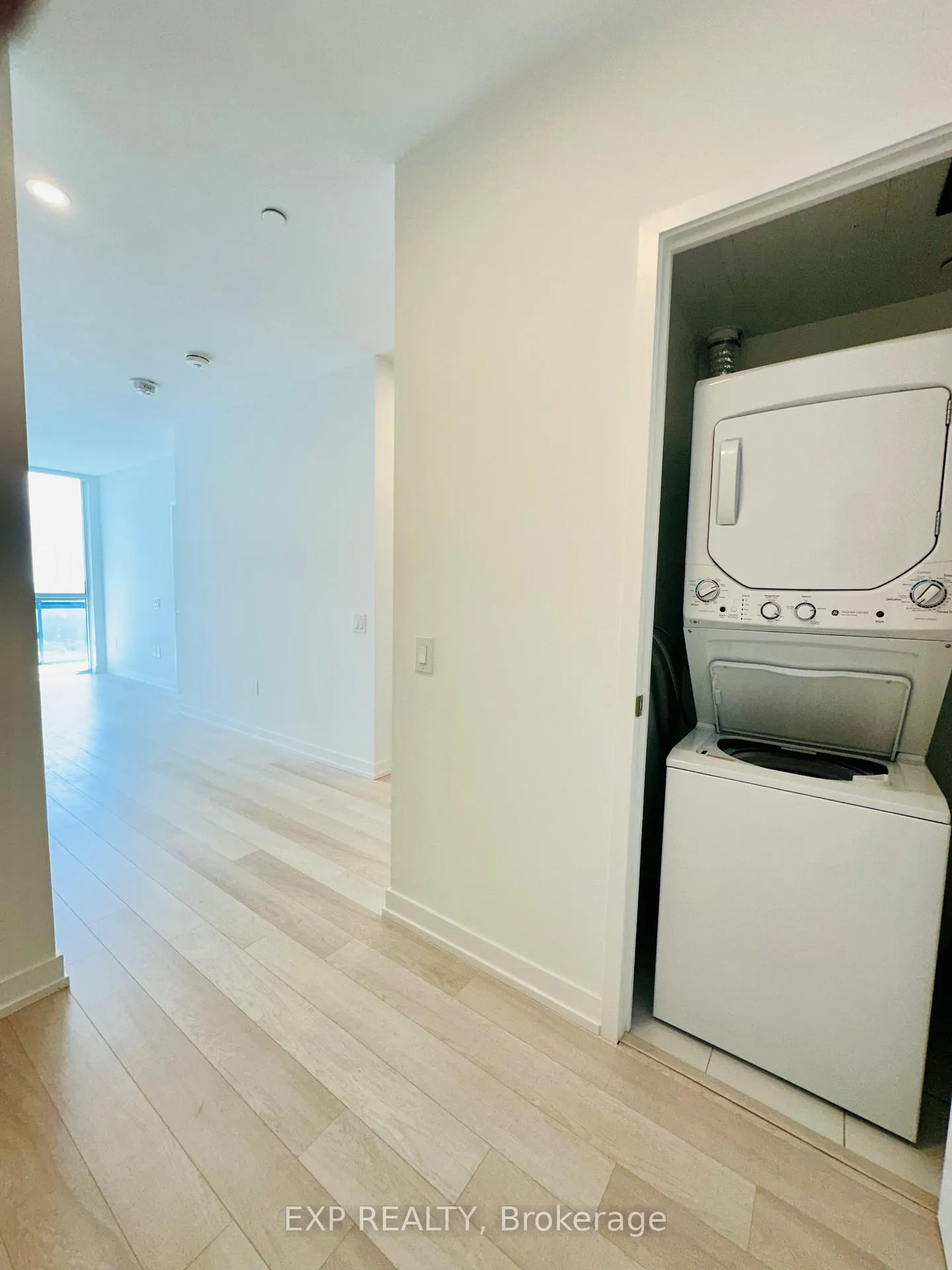 Photo 4 of Unit 2401, 39 Roehampton Avenue, Toronto, Mount Pleasant West — HOMEH