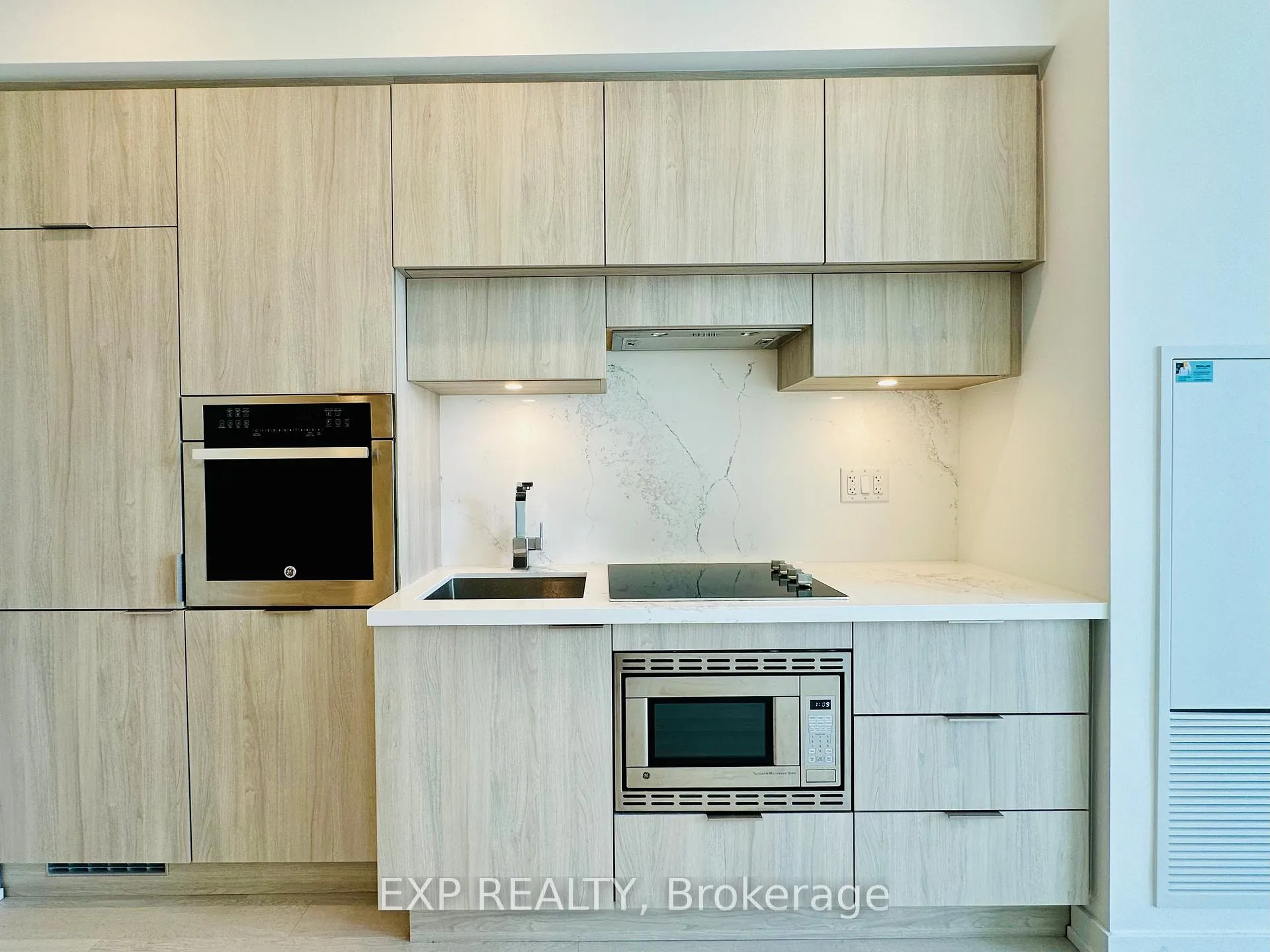 Photo 6 of Unit 2401, 39 Roehampton Avenue, Toronto, Mount Pleasant West — HOMEH