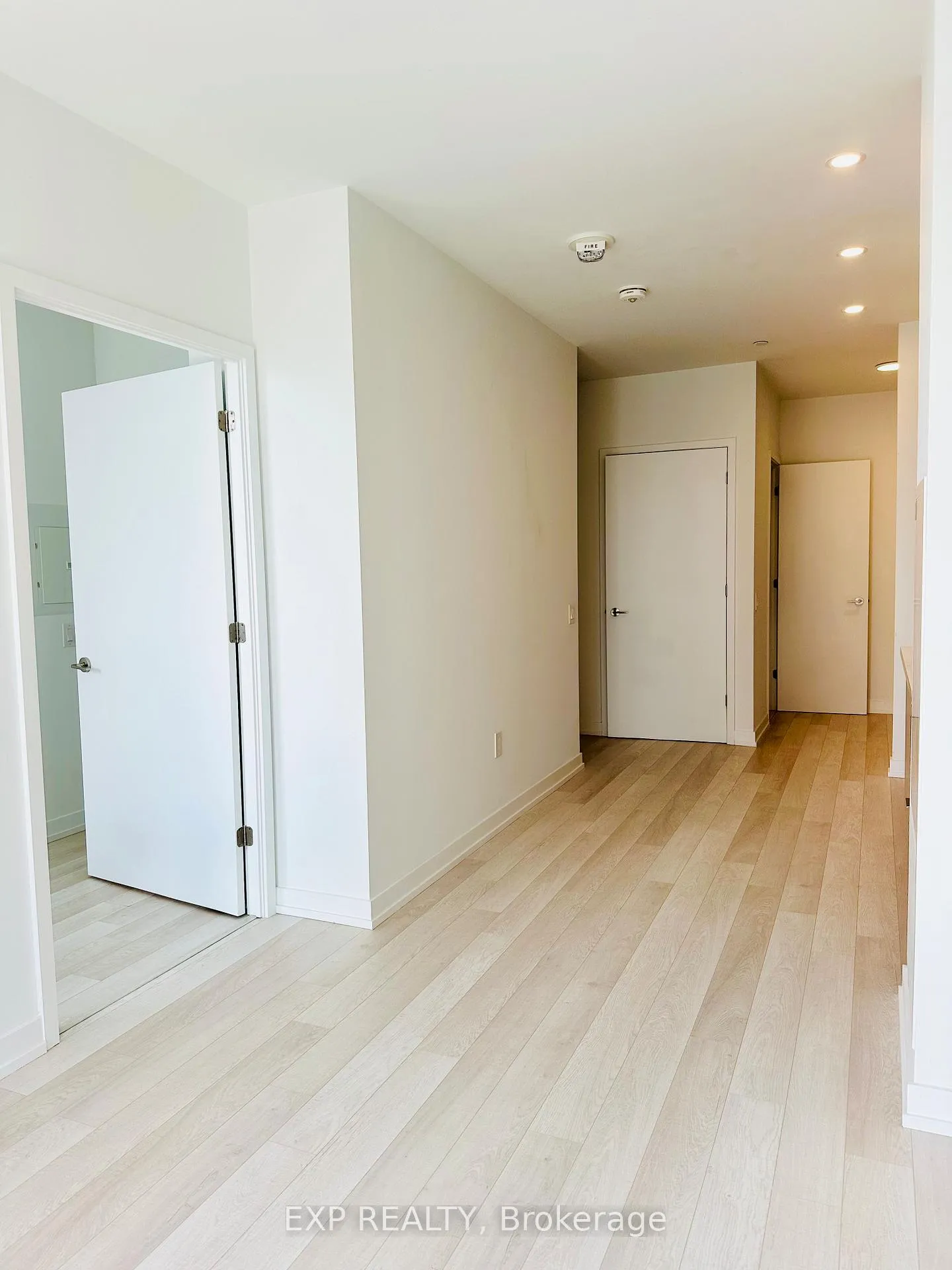 Photo 7 of Unit 2401, 39 Roehampton Avenue, Toronto, Mount Pleasant West — HOMEH