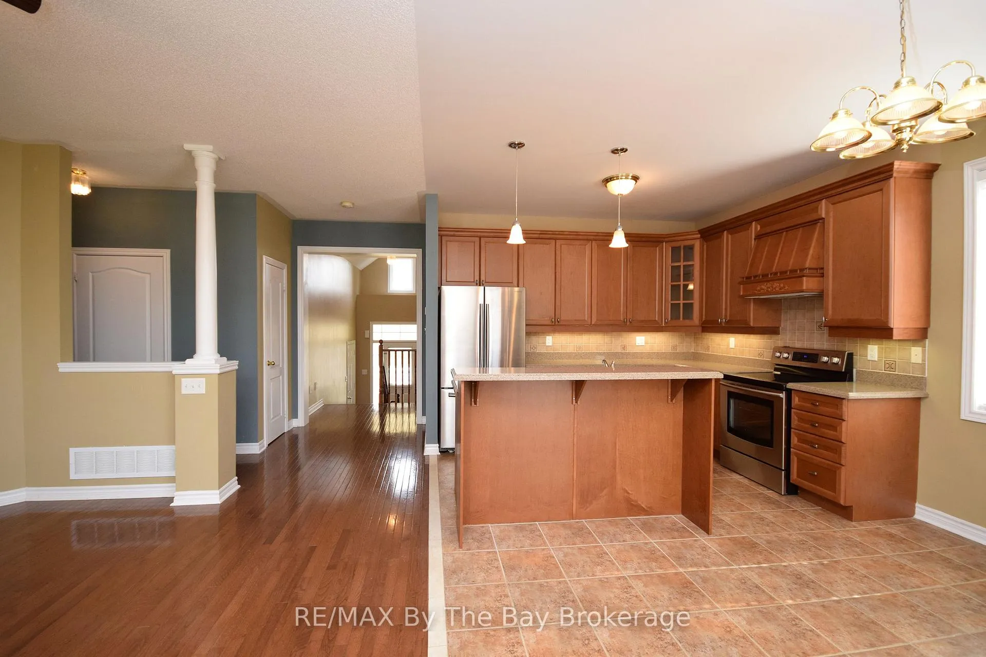 Photo 3 of 33 Tanager Crescent, Wasaga Beach — HOMEH