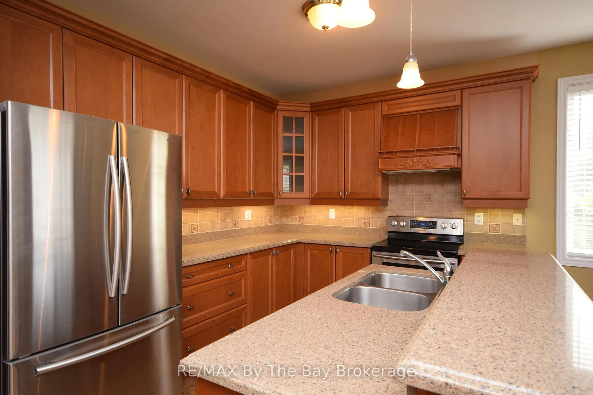 Photo 4 of 33 Tanager Crescent, Wasaga Beach — HOMEH