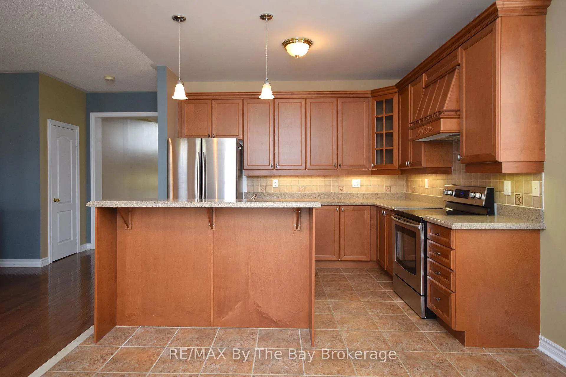Photo 5 of 33 Tanager Crescent, Wasaga Beach — HOMEH