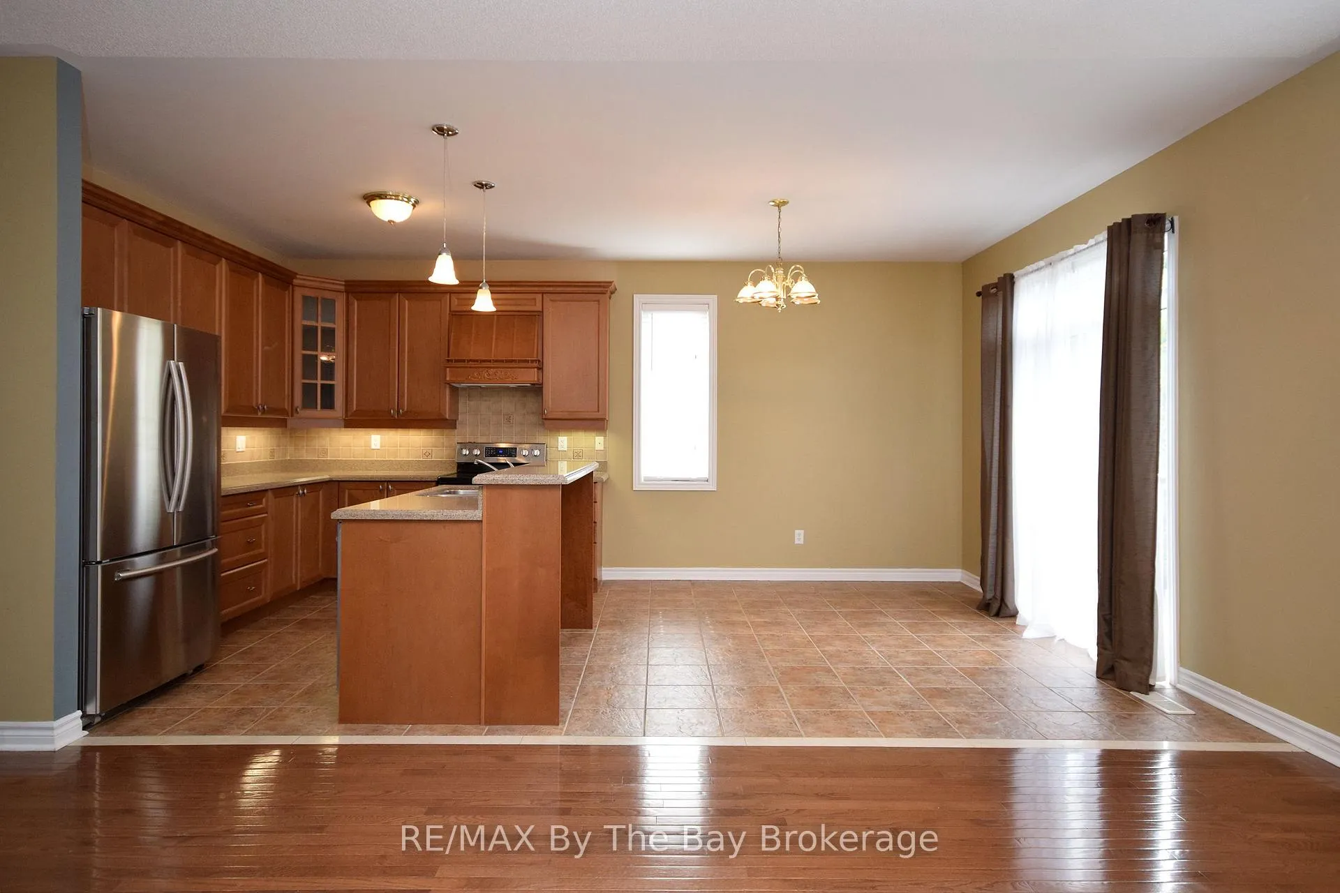 Photo 7 of 33 Tanager Crescent, Wasaga Beach — HOMEH
