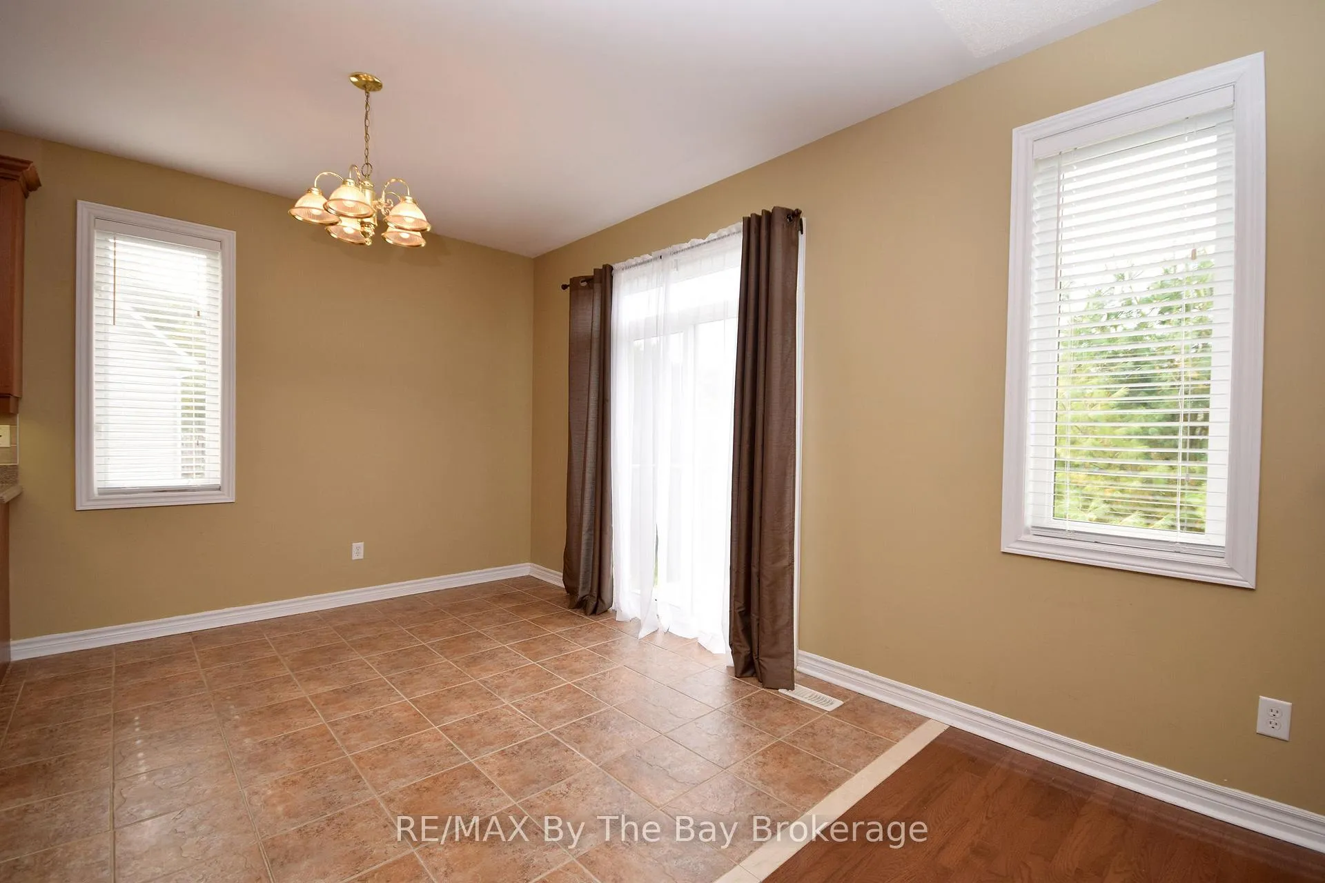 Photo 10 of 33 Tanager Crescent, Wasaga Beach — HOMEH